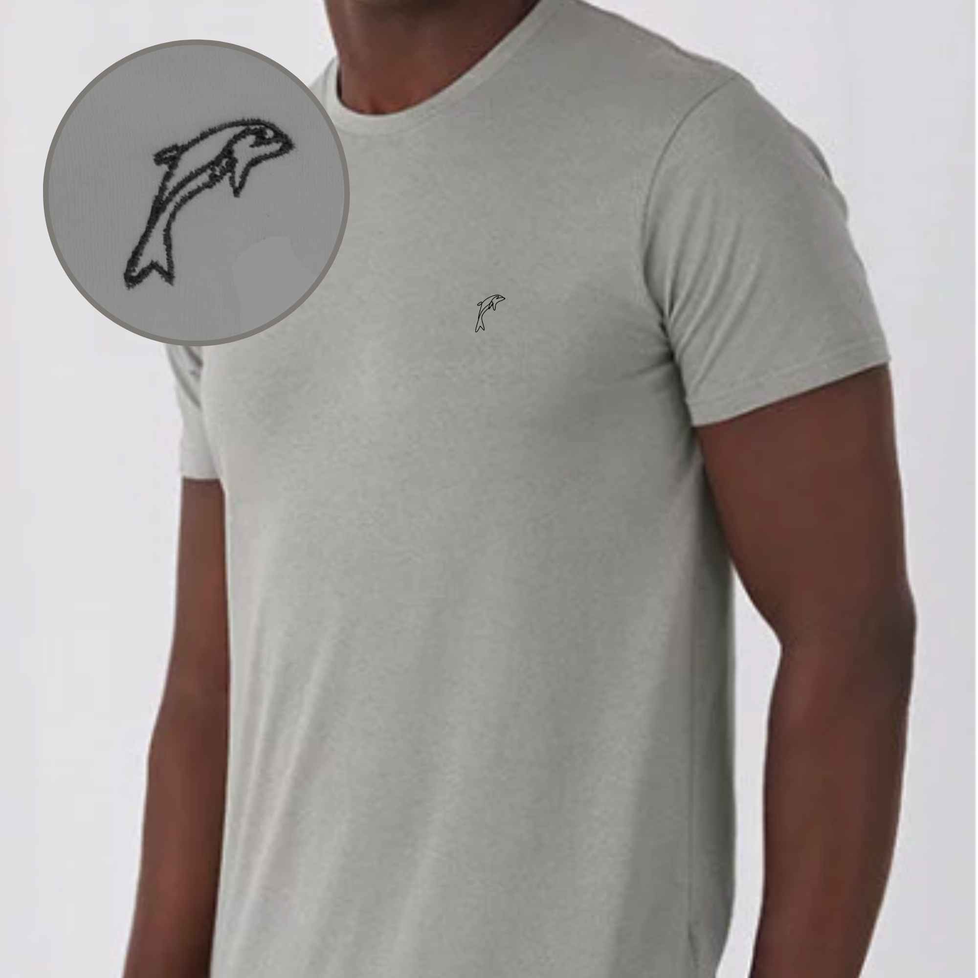 Graues Herren T-Shirt mit Delphinmuster bestickt auf Brusthöhe