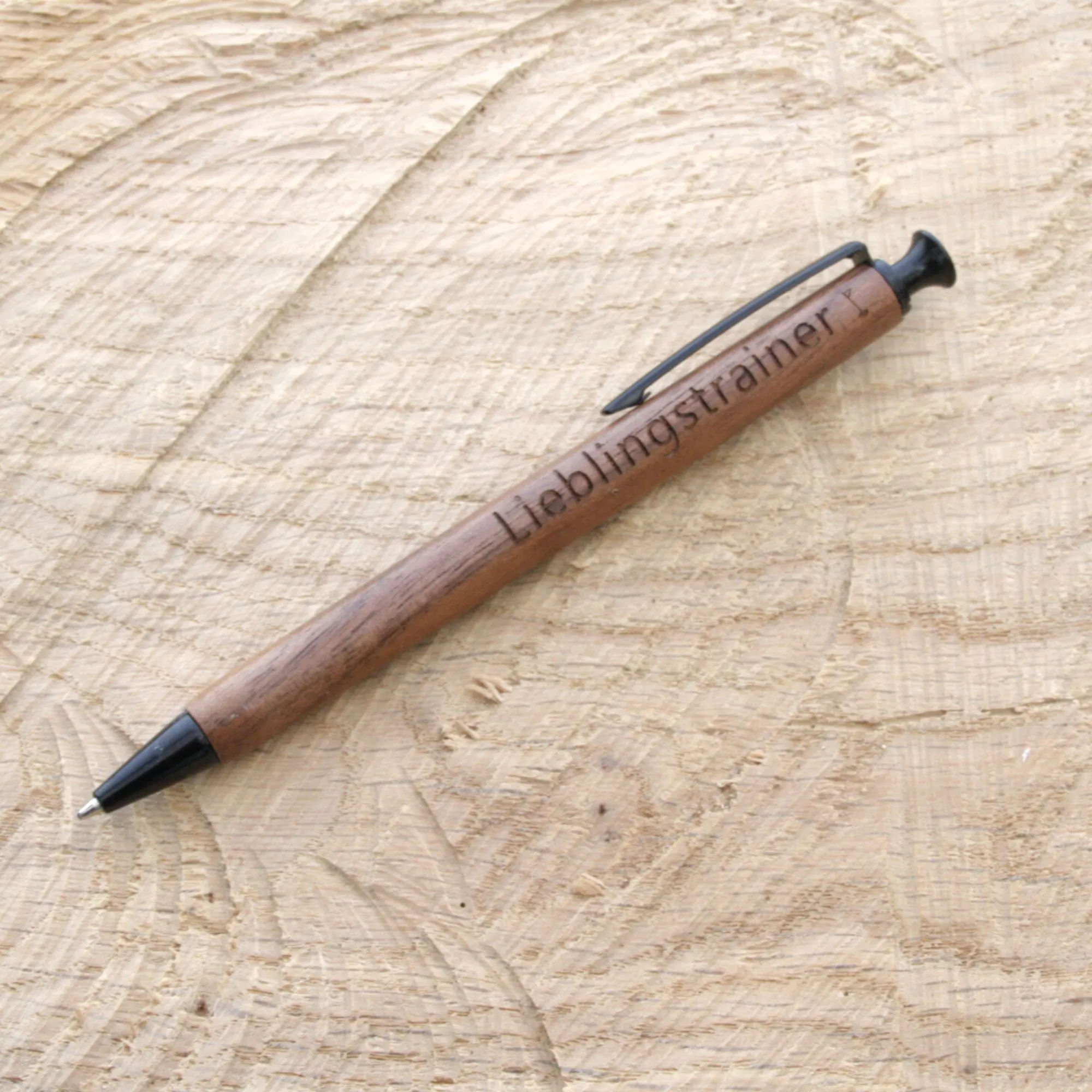 Kugelschreiber aus Nussbaumholz mit Namen oder Logo