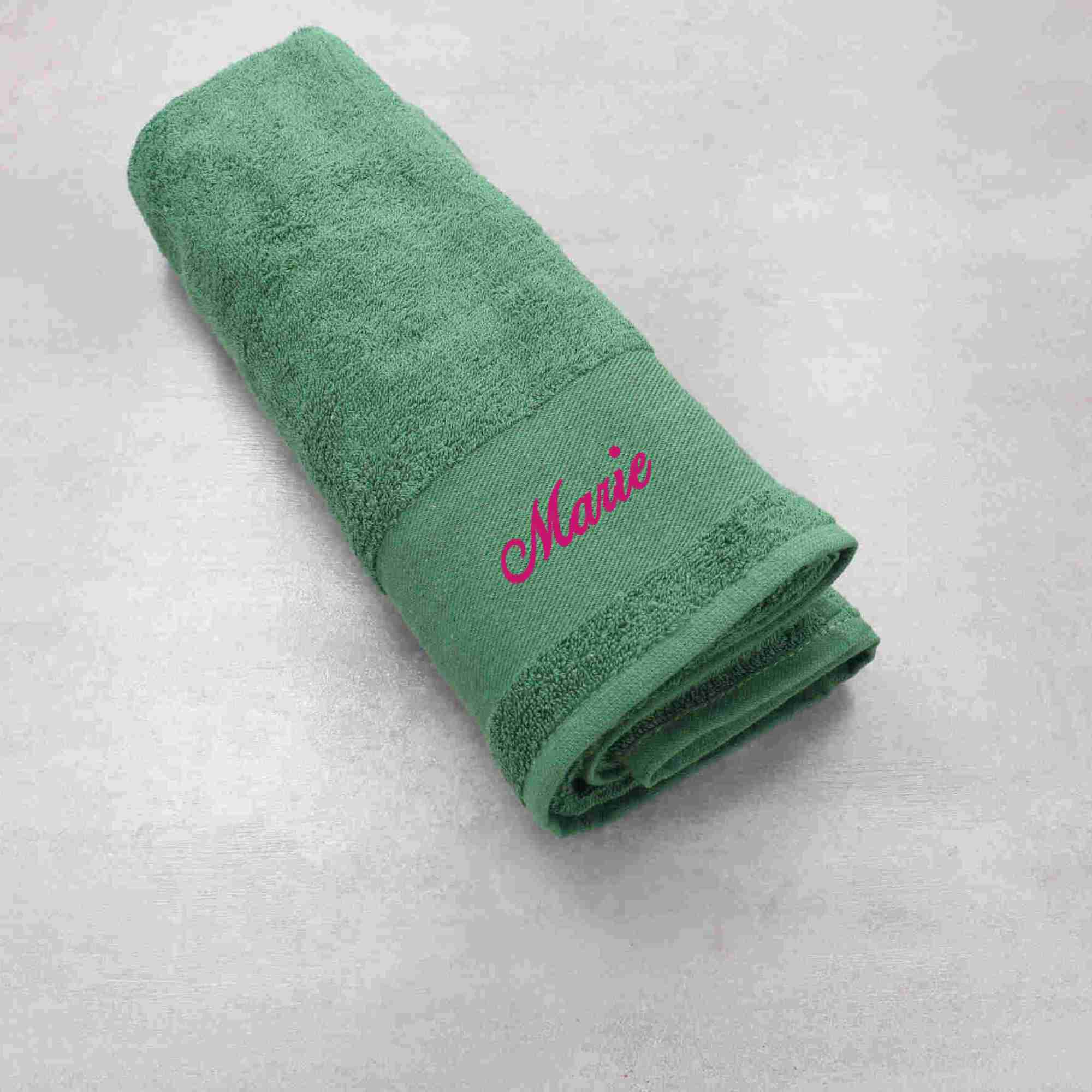 Personalisiertes Handtuch in groß mit Namen bestickt in der Farbe grün