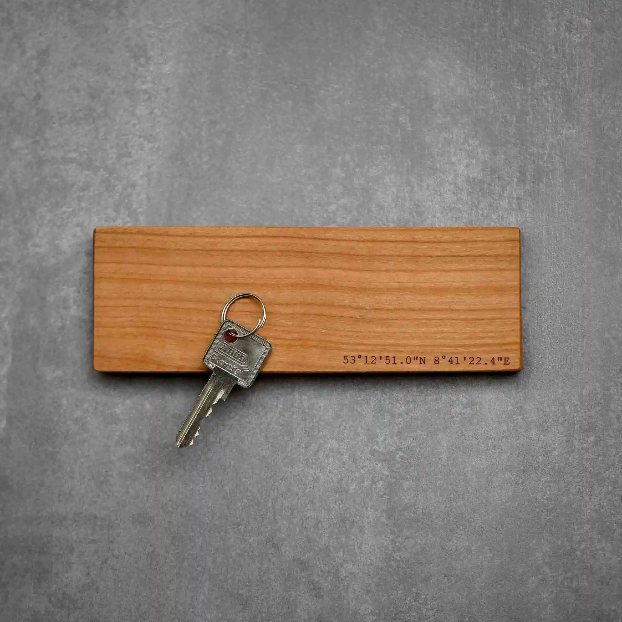 Magnetisches Schlüsselbrett aus Kirschholz mit Gravur