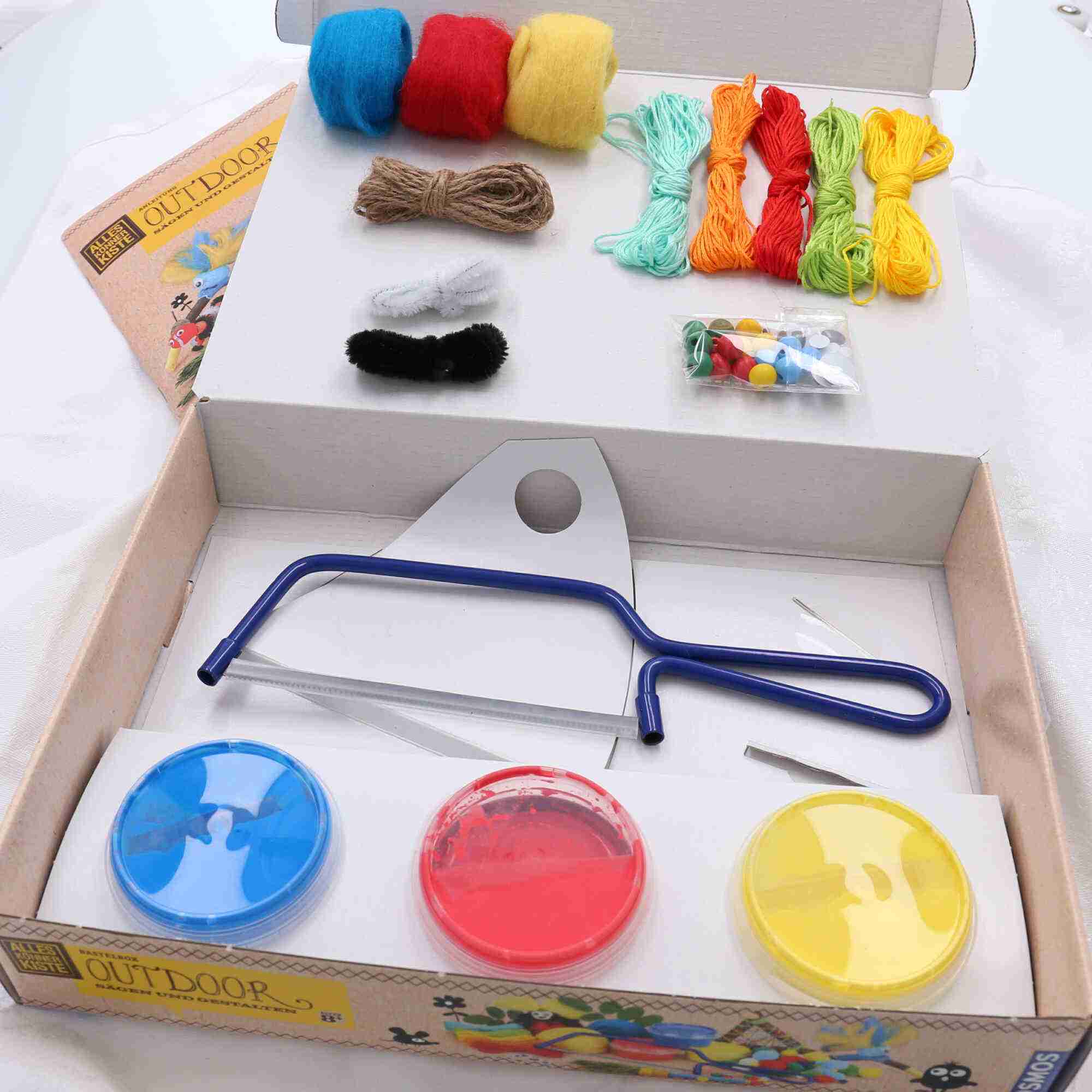 Outdoor-Box für Kinder mit Säge und Farbkästen und vielem Mehr an Spielzeug
