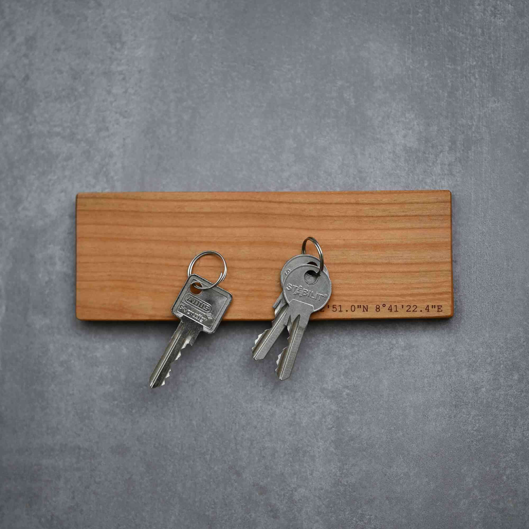 Magnetisches Schlüsselbrett aus Kirschholz mit Gravur