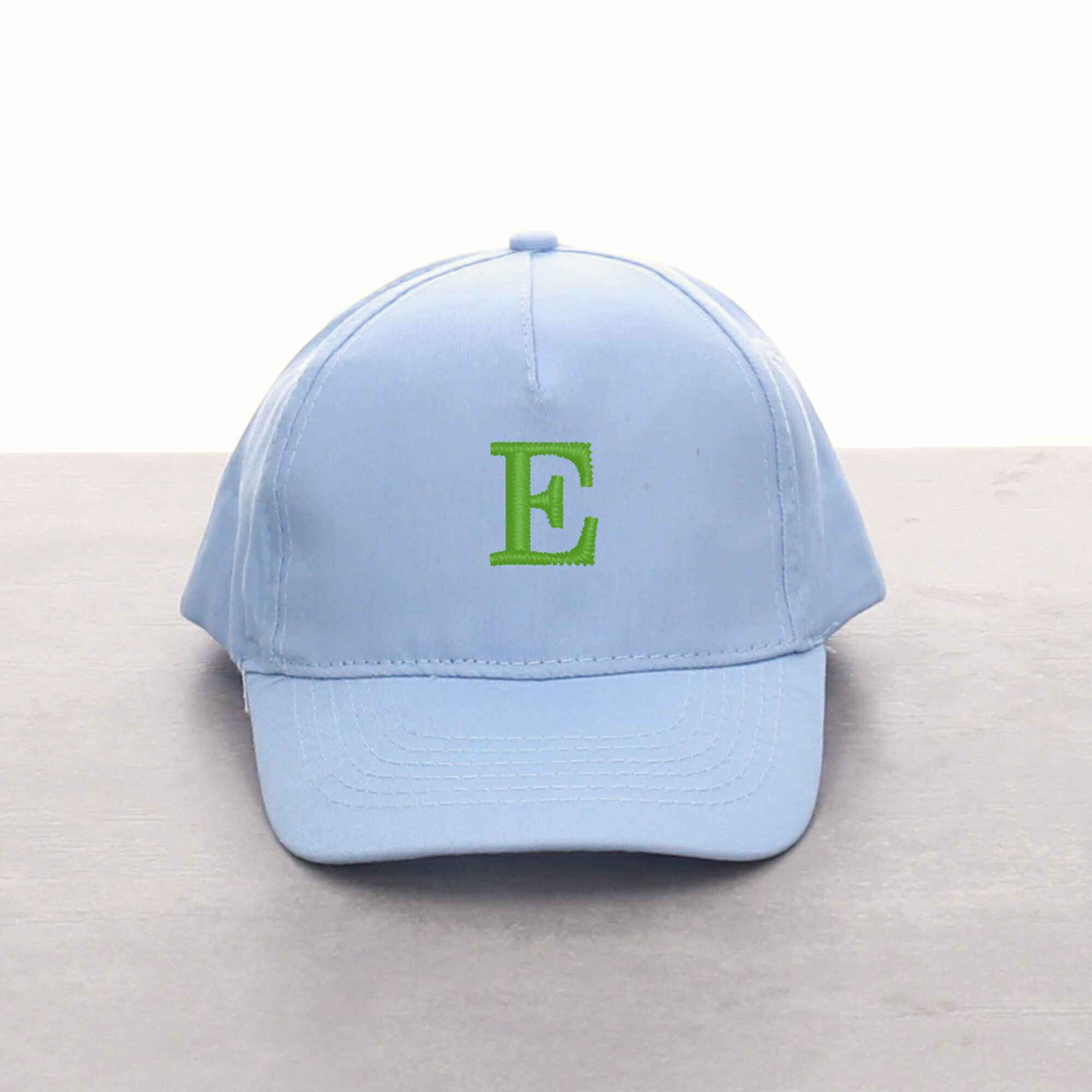 Kindercap mit Initialen personalisiert in Farbe blau 