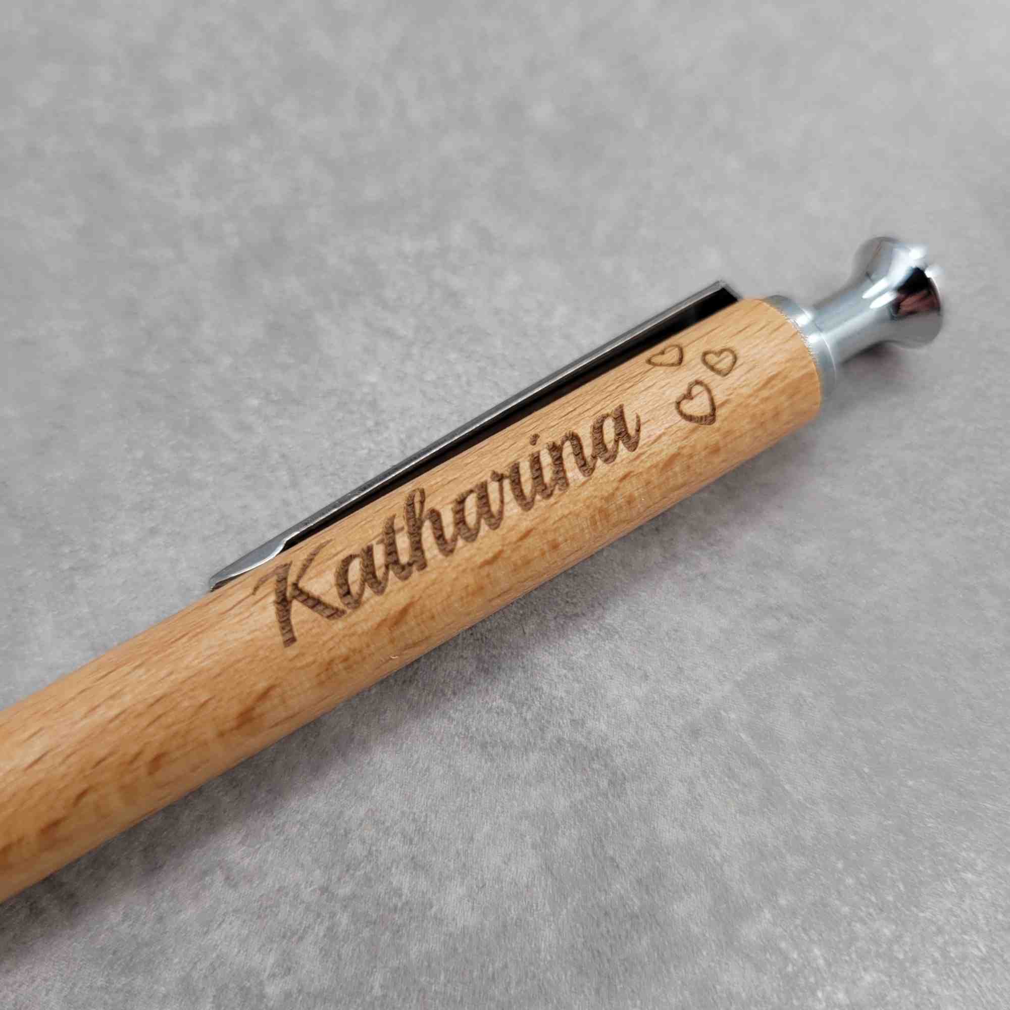 Kugelschreiber aus Holz mit individueller Gravur