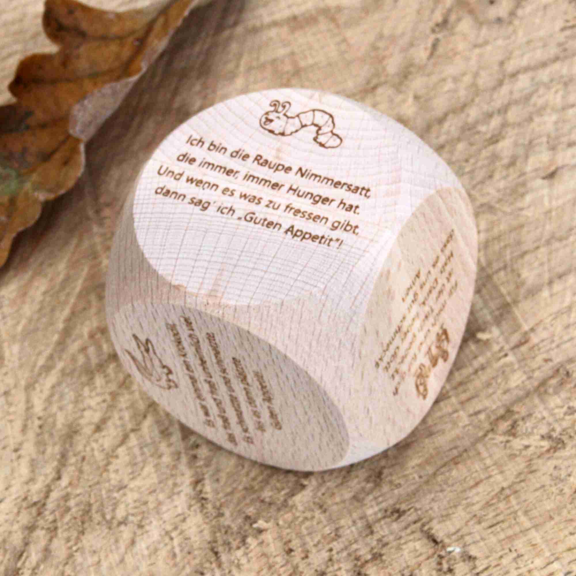Gebetswürfel mit Tischgebeten eingraviert in das Holz 