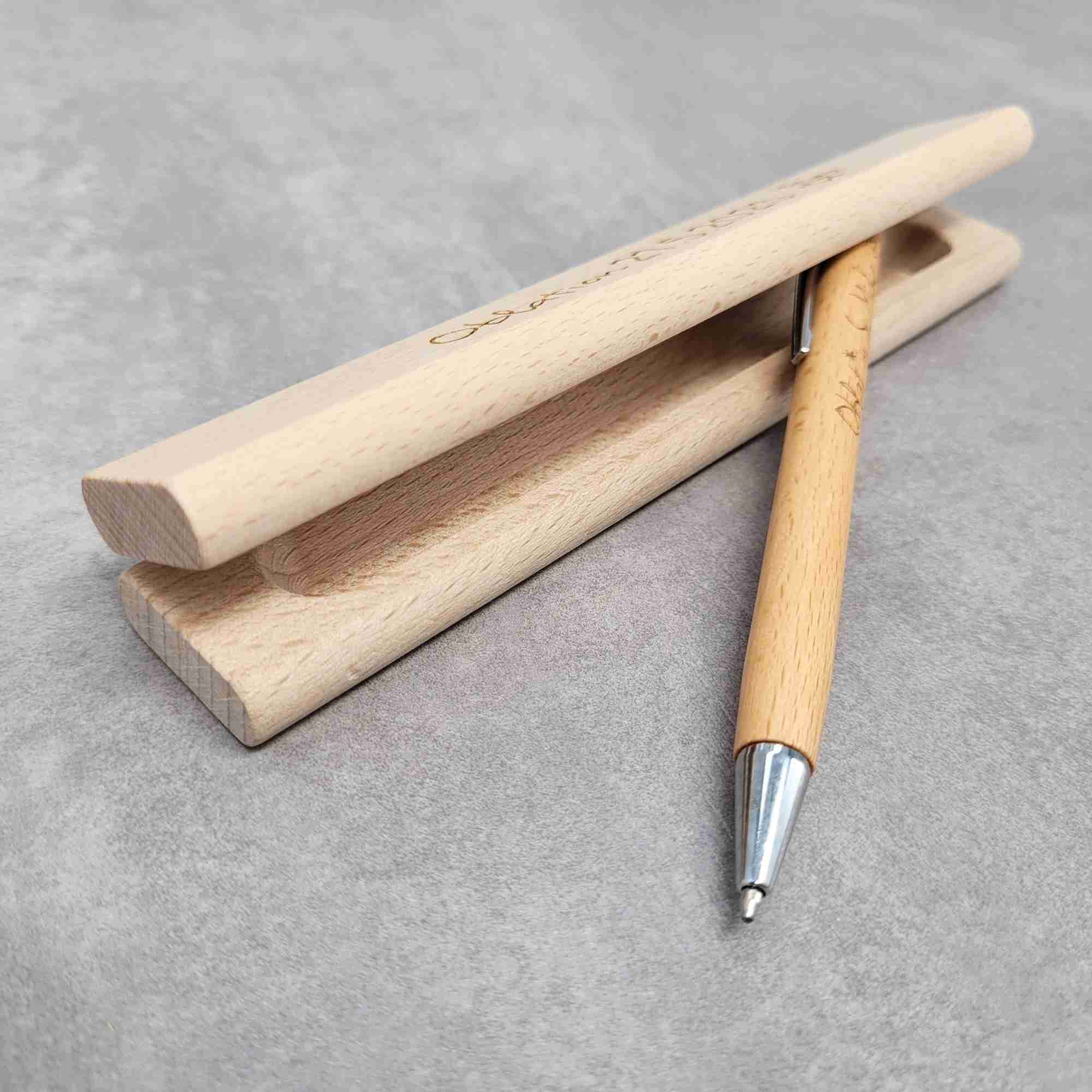 Holzkugelschreiber mit Gravur in Holzkästchen