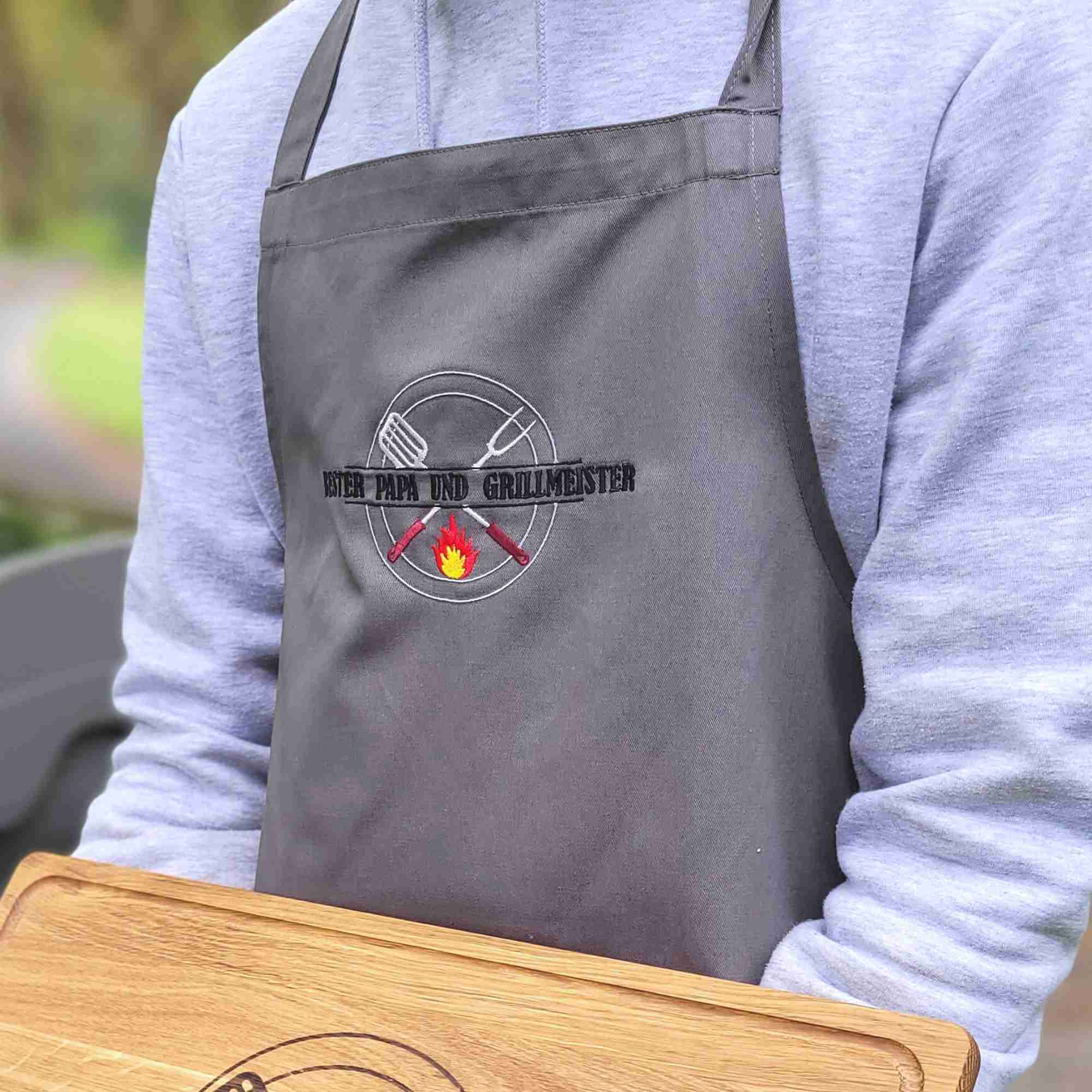 Bestickte Grillschürze mit Grillbrett personalisiert durch gesticken Namen, Spruch und Grillmotiv