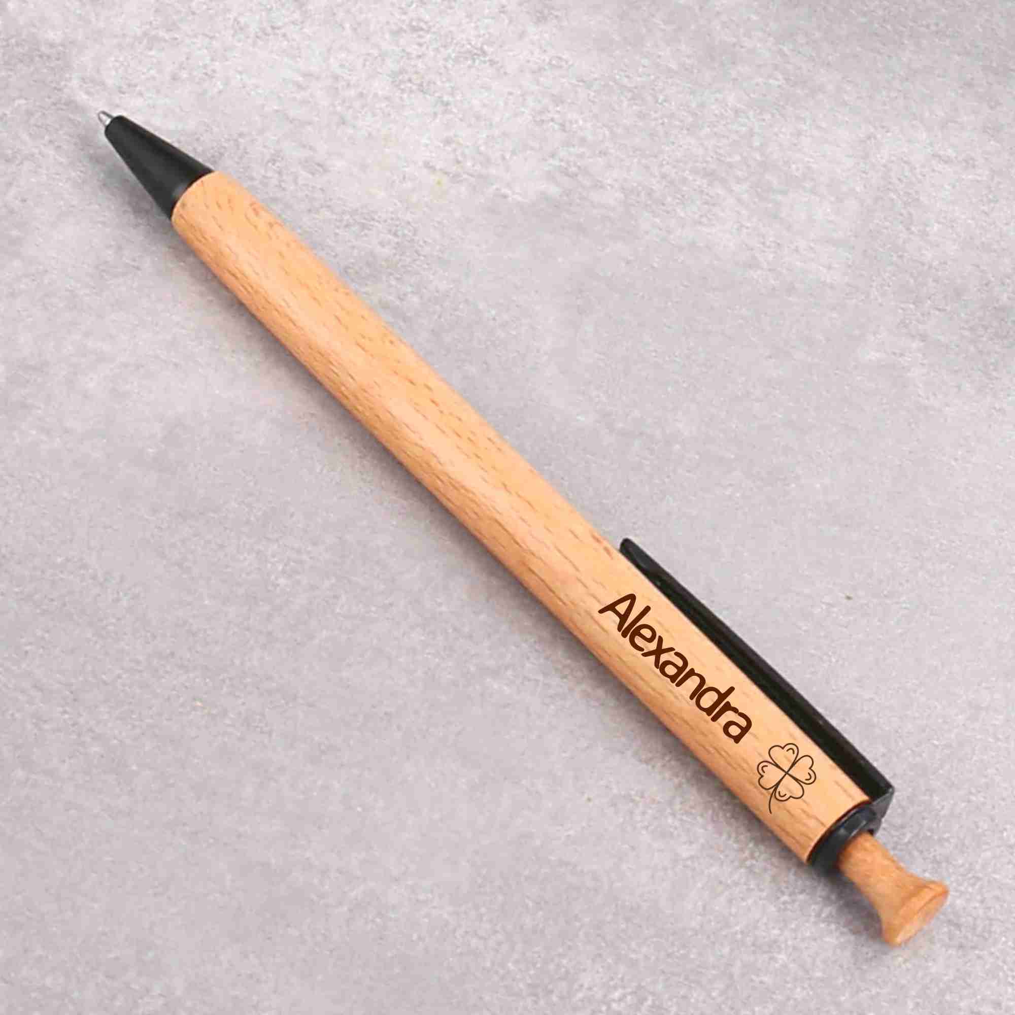 Kugelschreiber aus Holz mit individueller Gravur durch Namen nach Wunsch und deinem Logo, optimal als Werbegeschenk, Firmengeschenk oder Geschenk für Mitarbeiter