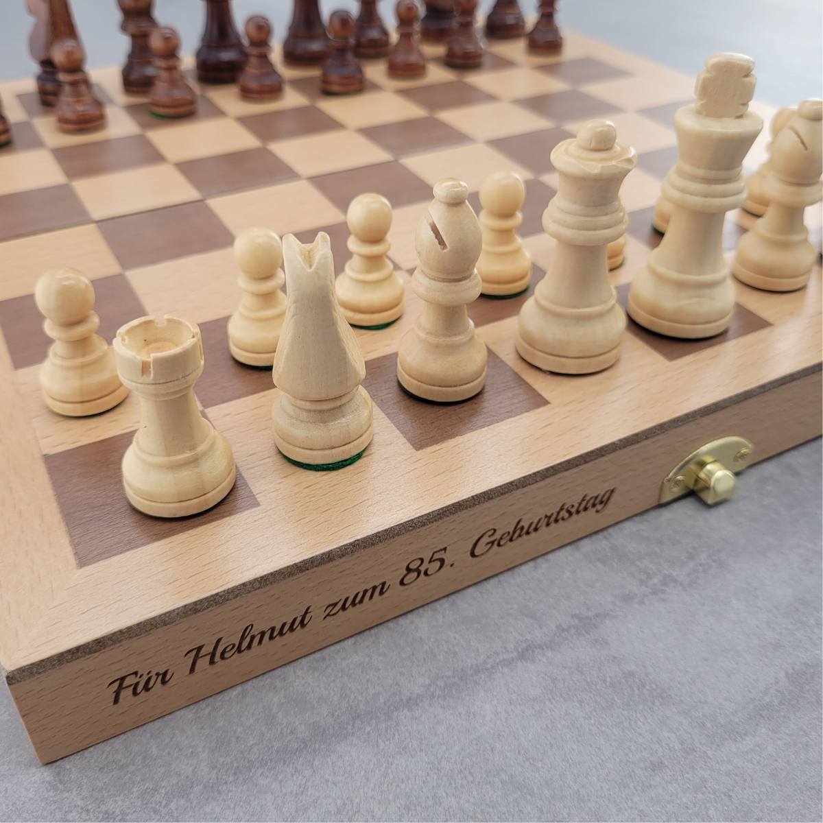 Schachspiel aus Holz mit Gravur