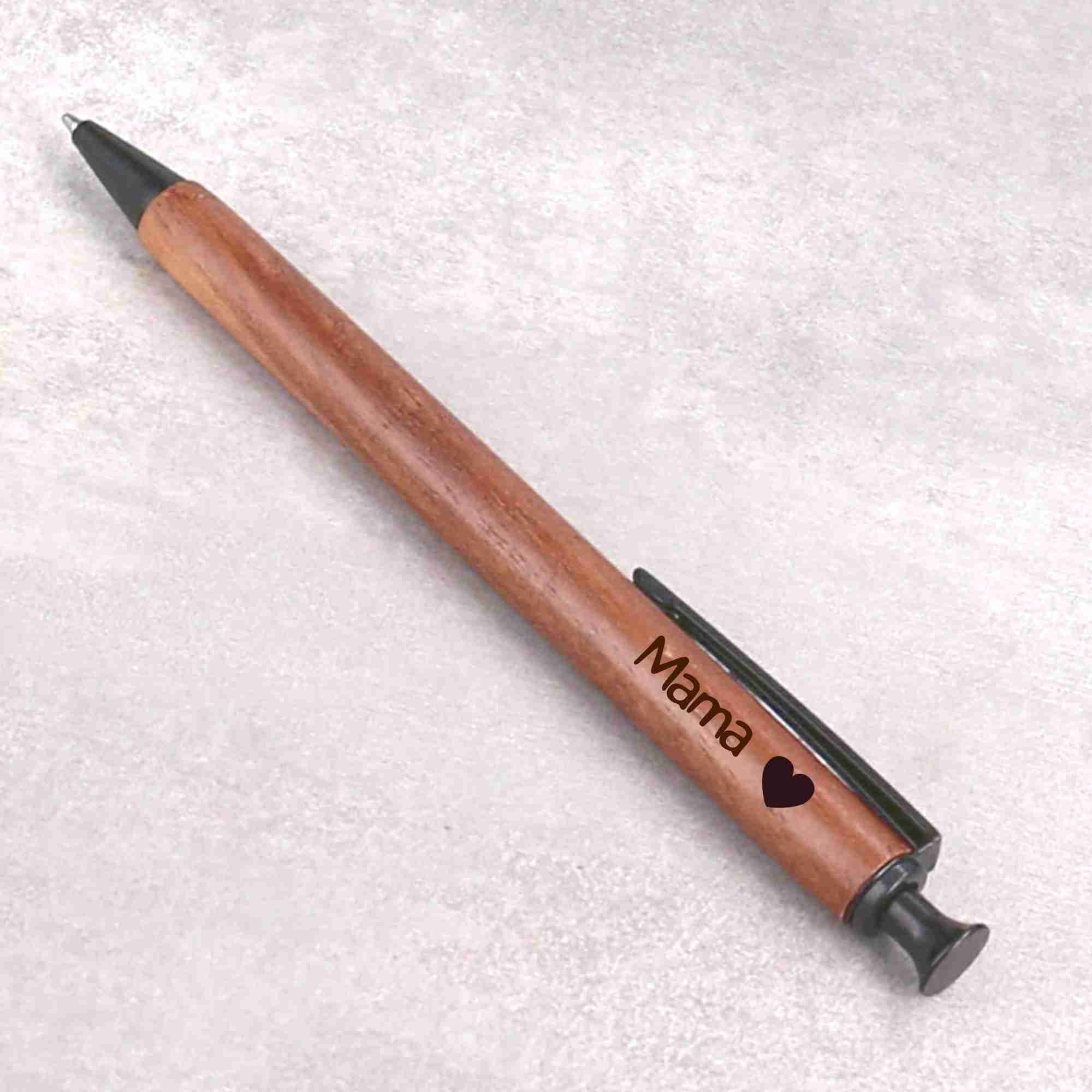 Personalisierter Nussholz Kugelschreiber mit Namen und Herz tief eingraviert