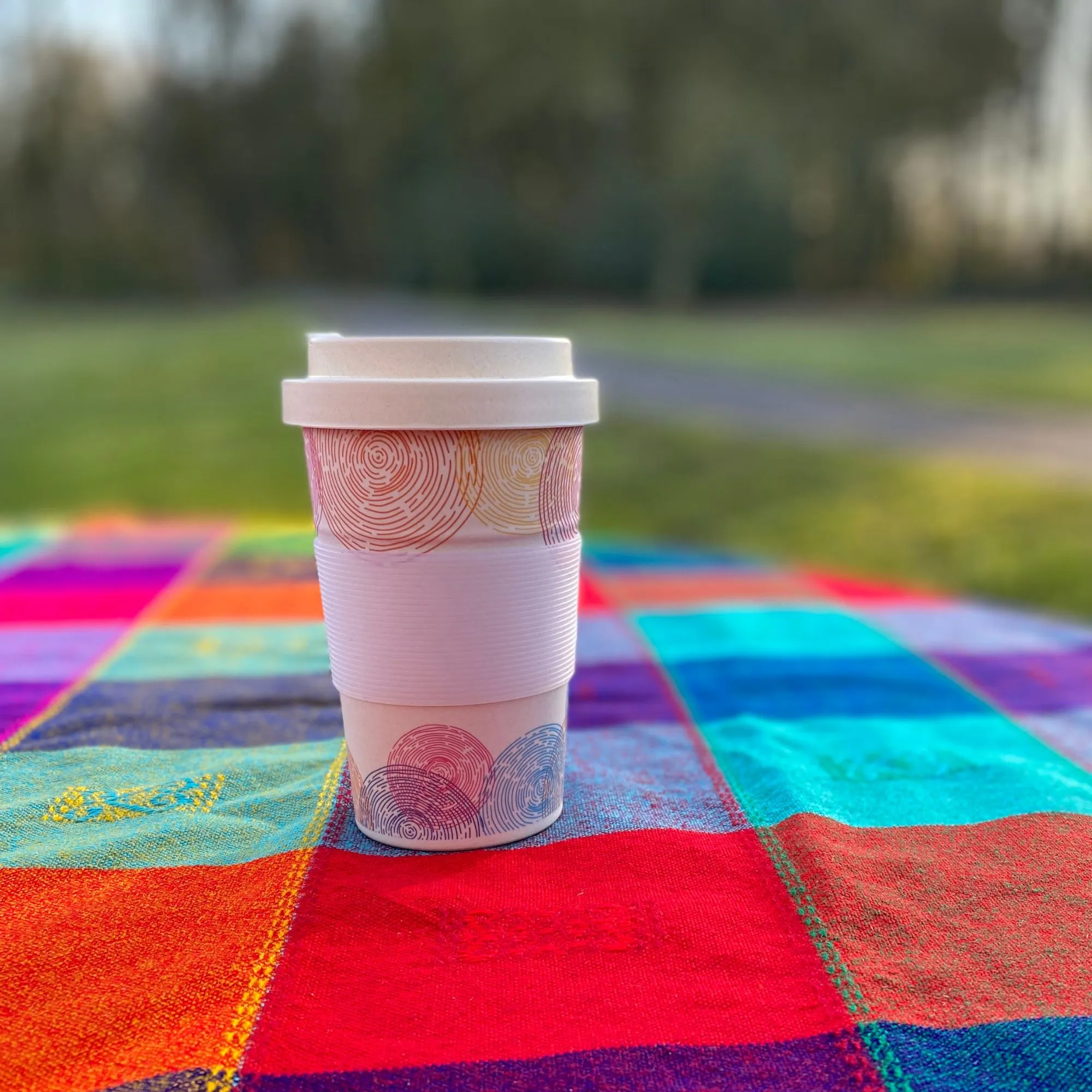 Bunter Mehrwegbecher Kaffee