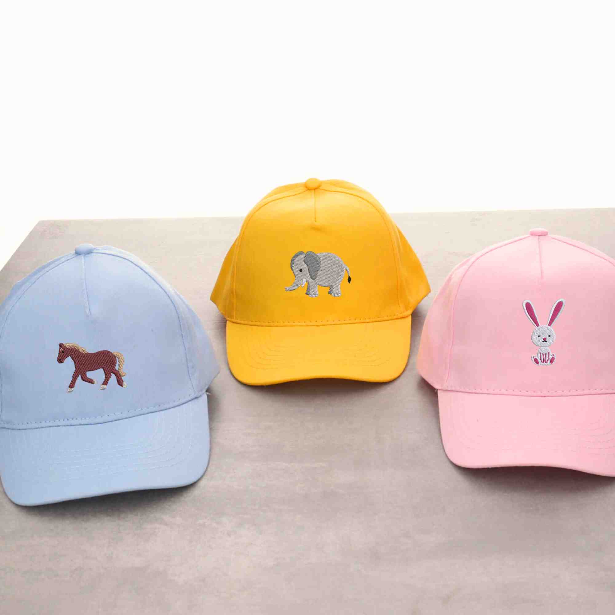 Kindercaps mit Tier-Motiven gestickt wie Löwe, Kakadu, Flamingo, Pferd, Elefant oder Löwe als Motivauswahl