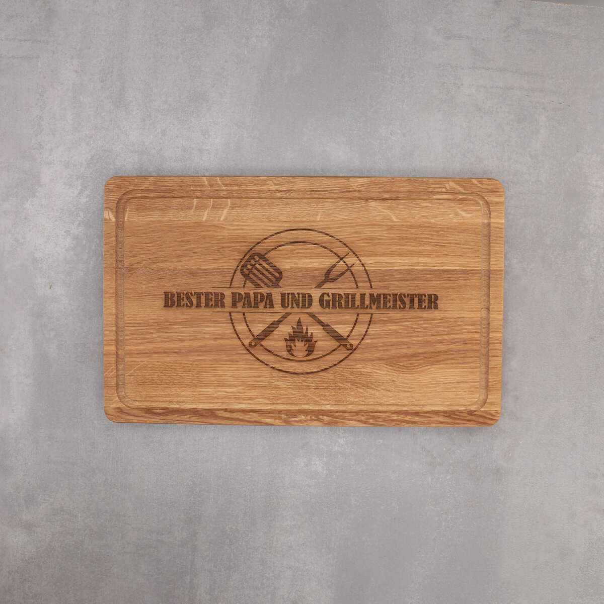 Schneidebrett Eiche mit Saftrinne "GRILLMEISTER" - Festes Design (Personalisierbar)