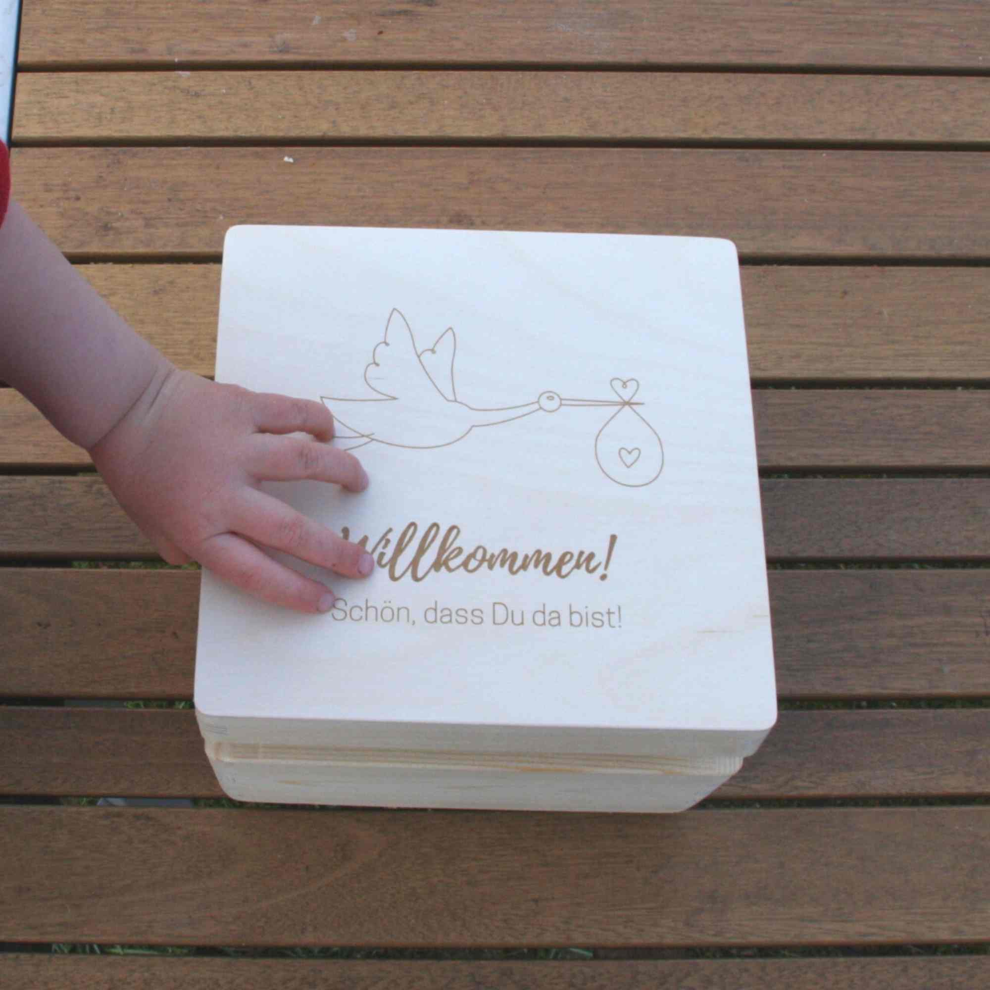 Holzbox zur Geburt personalisiert, 20x20x14 cm