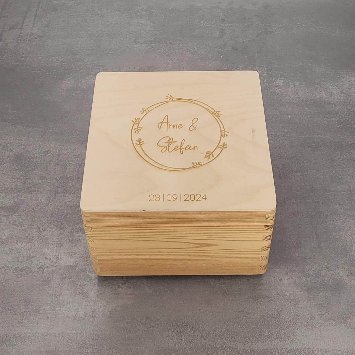 Holzkiste mit Deckel 20x20x14 cm Fichte - Festes Design (Personalisierbar)