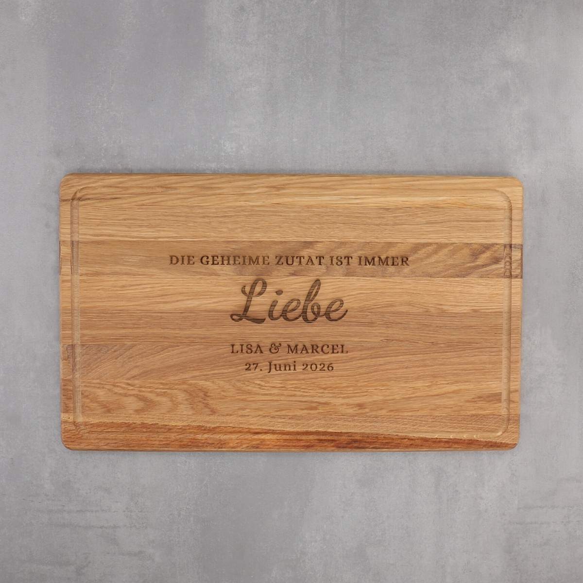 Schneidebrett Eiche mit Saftrinne "Die geheime Zutat ist immer Liebe" - Festes Design (Personalisierbar)