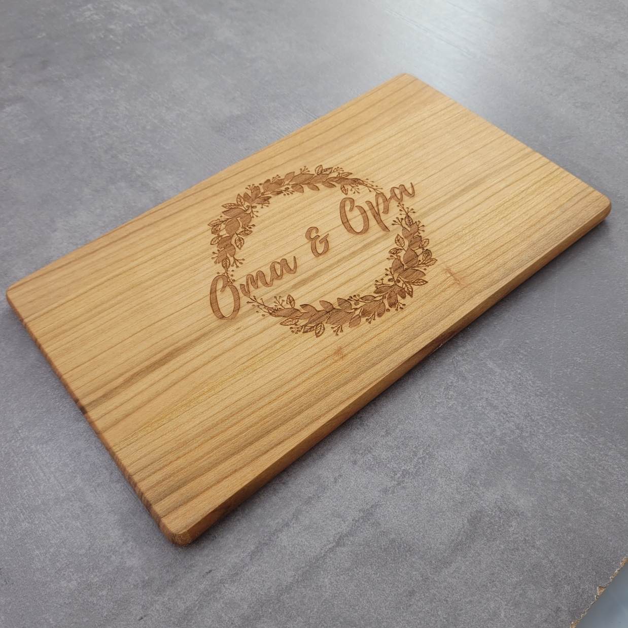 Personalisiertes Kirschholz Vesperbrett mit Kranz und Wunschnamen