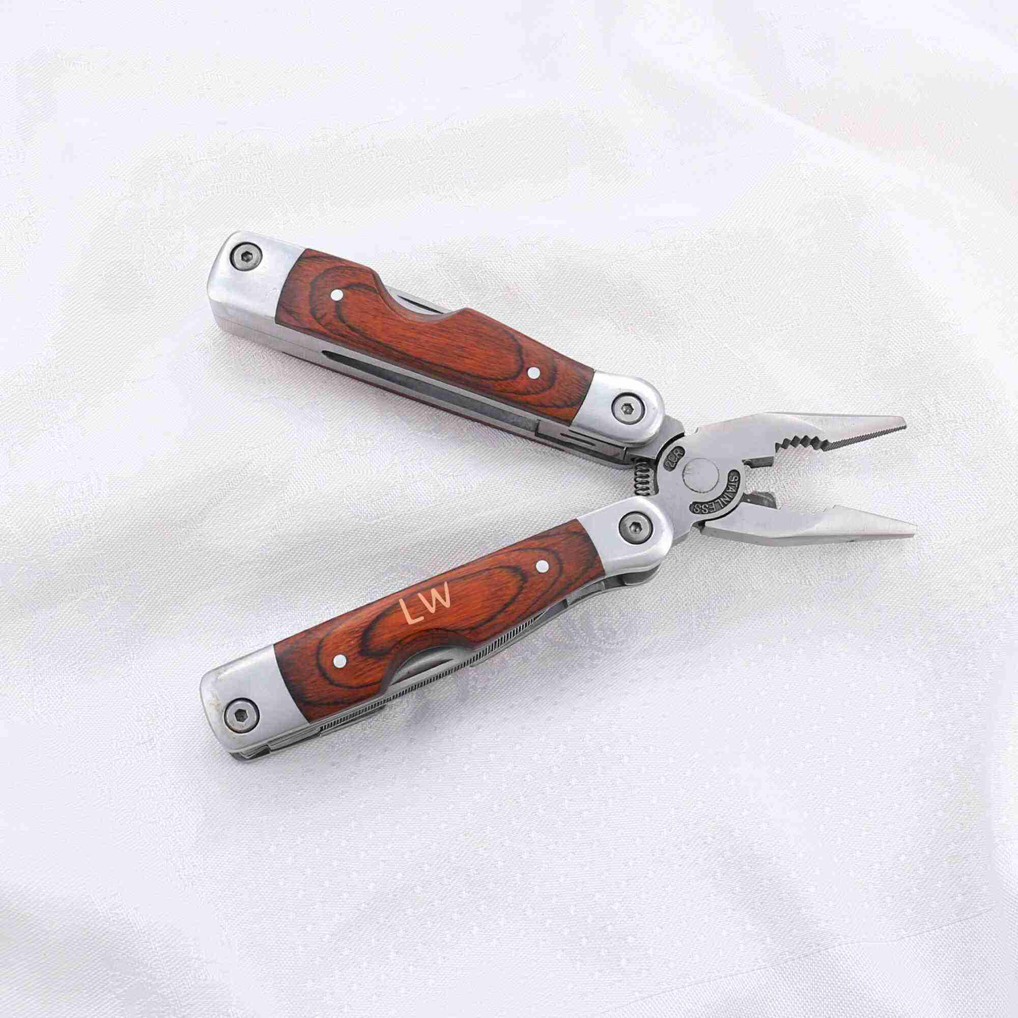 Multifunktionales Werkzeug mit Zange, Messer, Schraubenzieher und weiteren Werkzeugeigenschaften und personalisiertem Holzgriff