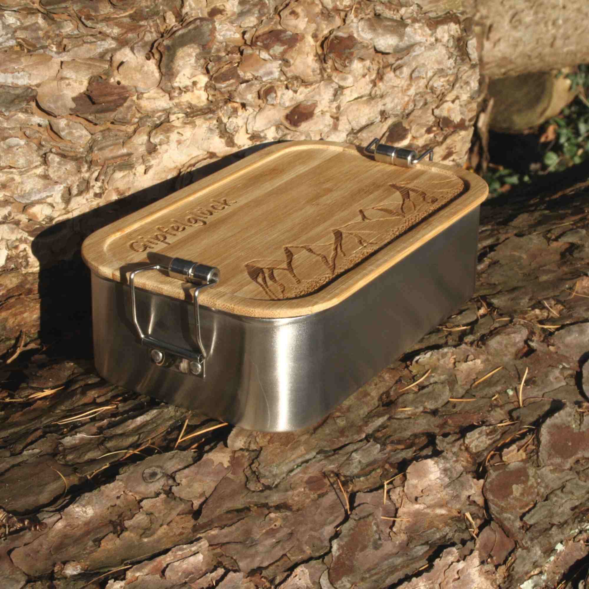 Gravierte Brotdose mit Berg oder Hügelmotiv und einem Namen oder Spruch auf den Holzdeckel graviert mit einem Laser