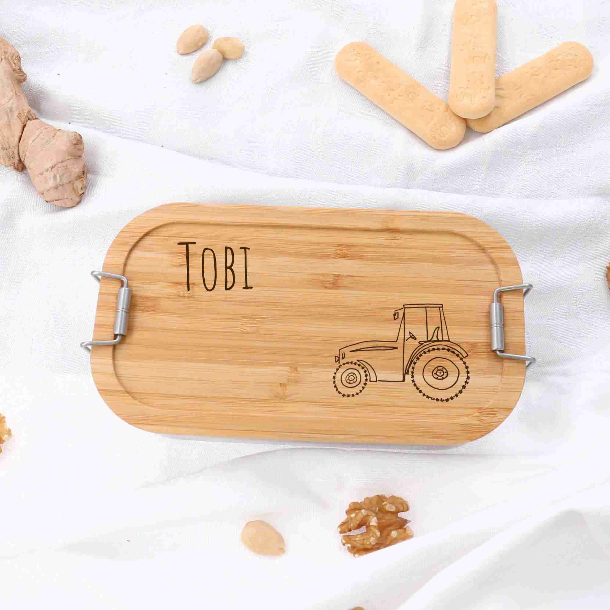 Lunchbox mit Tracktor graviert auf Holzdeckel und mit Namen nach Wunsch personalisiert