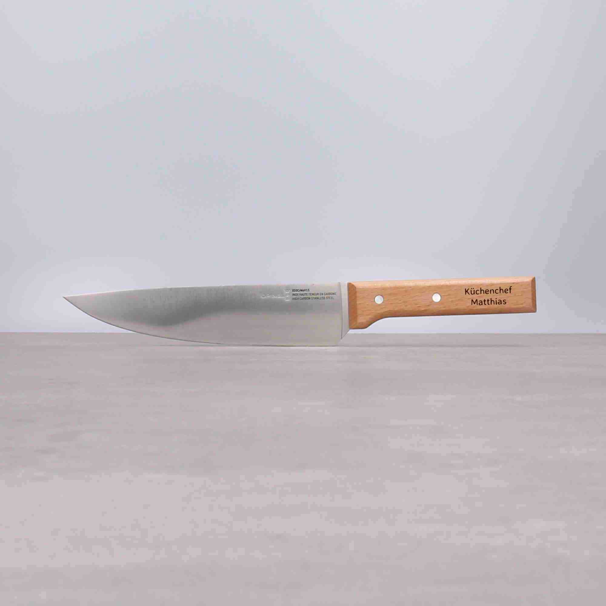 Personalisiertes Kochmesser mit Gravur auf Messergriff aus Holz mit Namen oder Text nach Wunsch des Kunden
