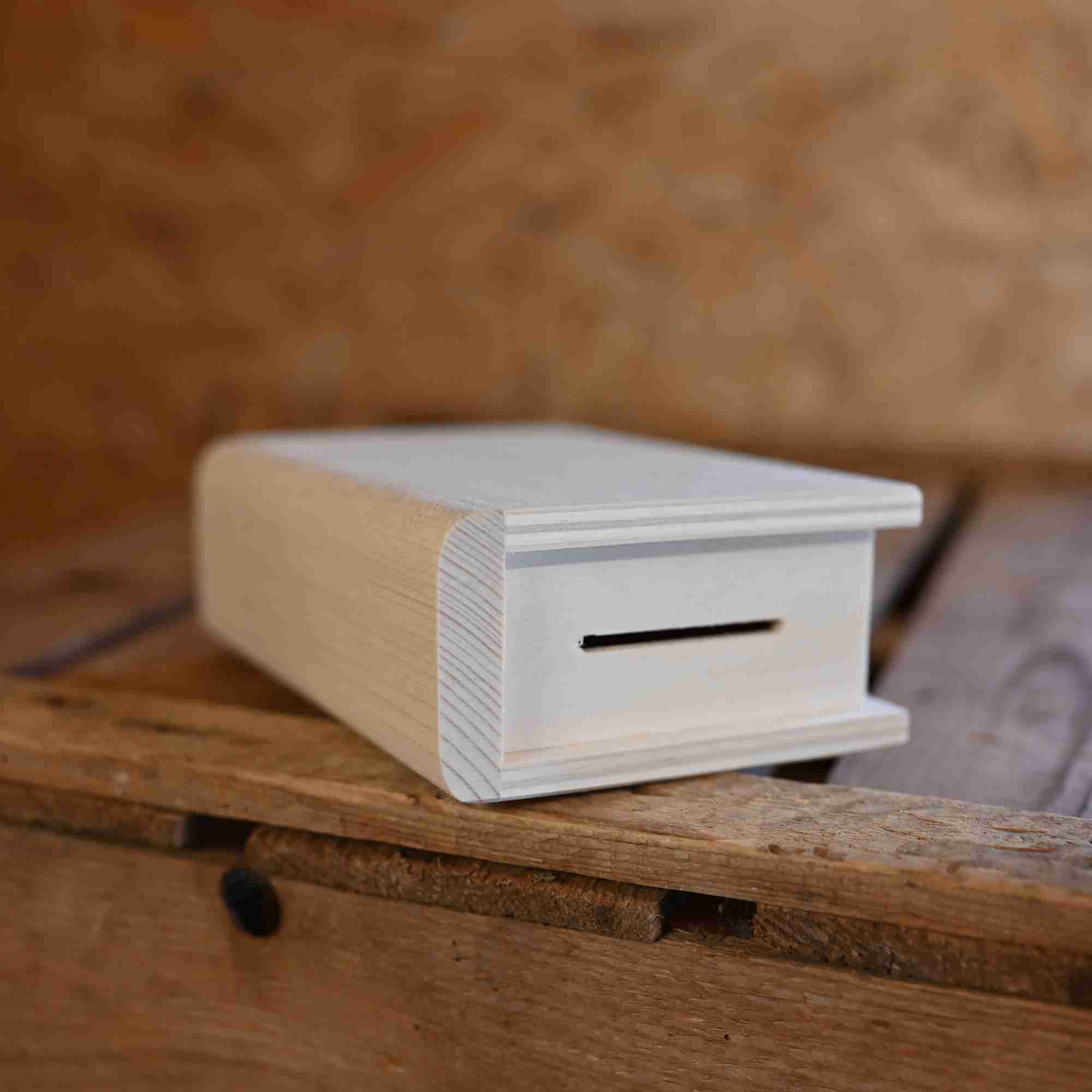 Personalisierte Spardose als Sparbuch aus Holz