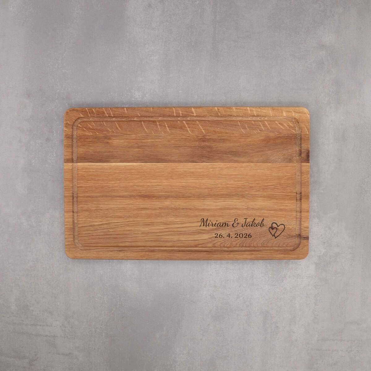 Schneidebrett Eiche mit Saftrinne "Namen & Datum + Herz" – Festes Design (Personalisierbar)