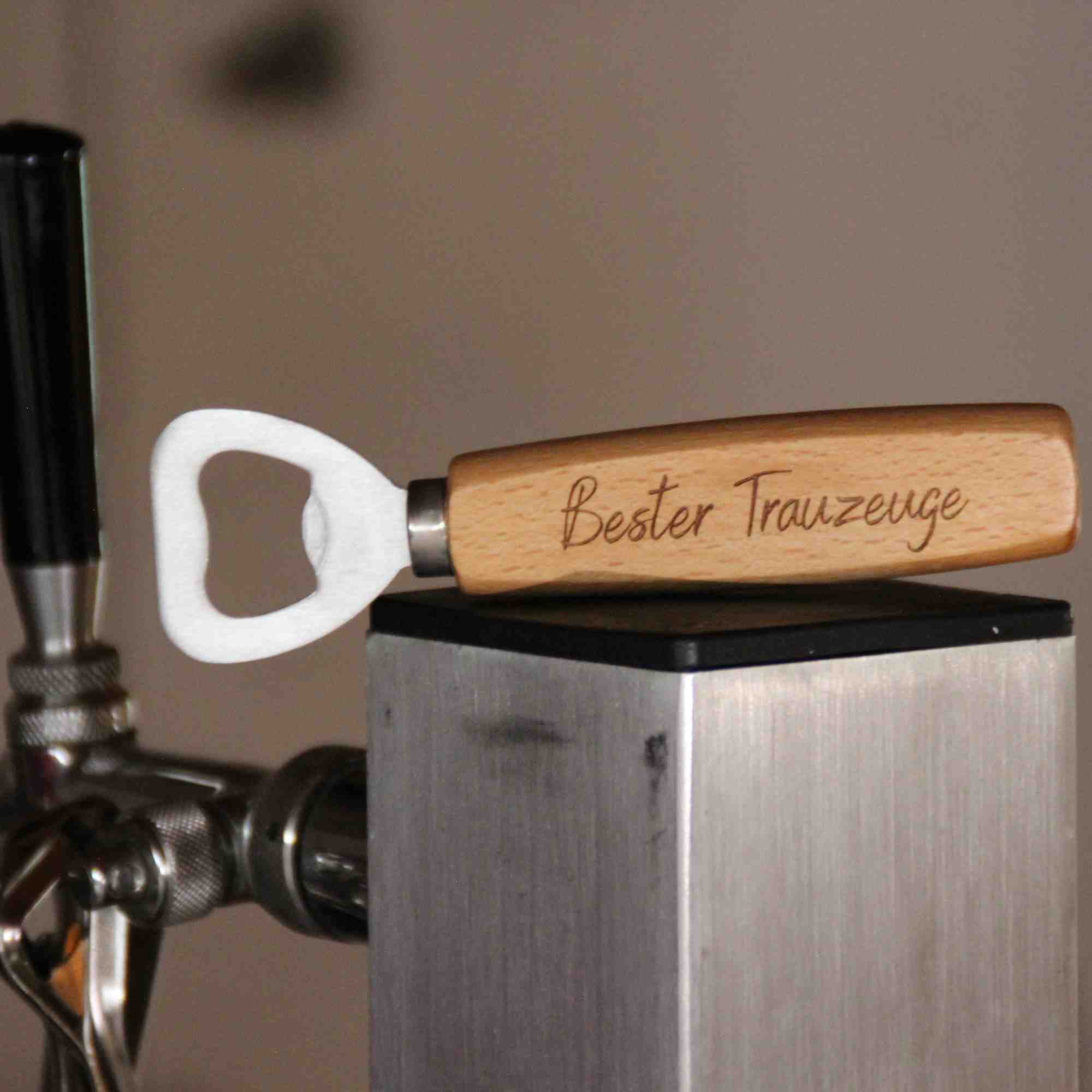 Flaschenöffner oder Bieröffner mit individueller Gravur durch einen Spruch oder Namen auf das Holz graviert