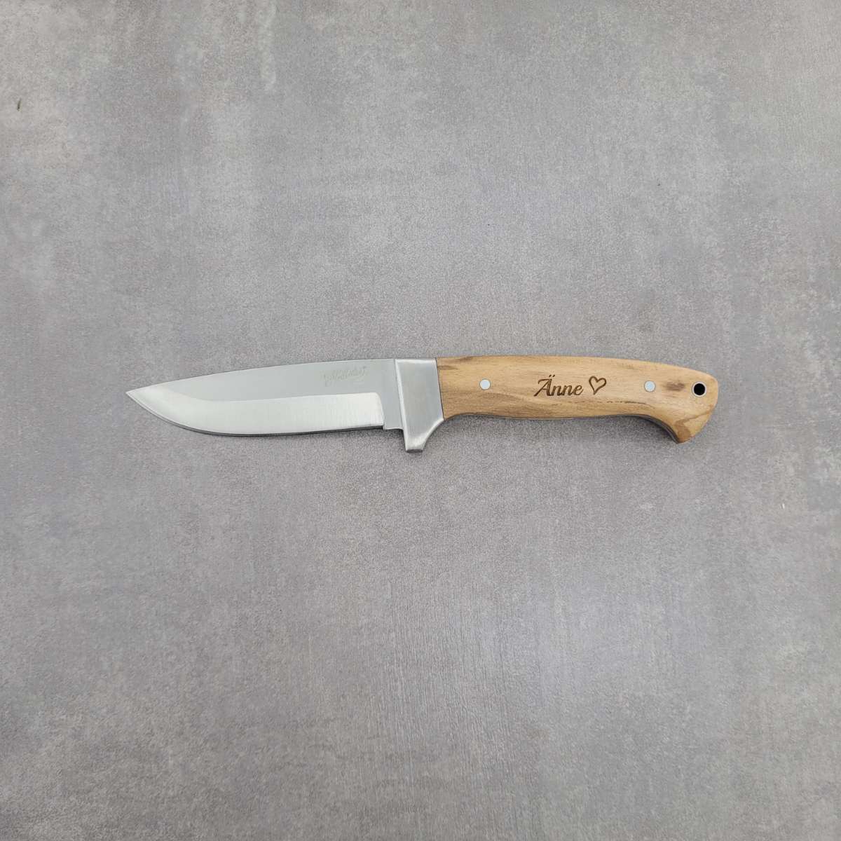 Jagdmesser mit Olivenholzgriff und Gravur