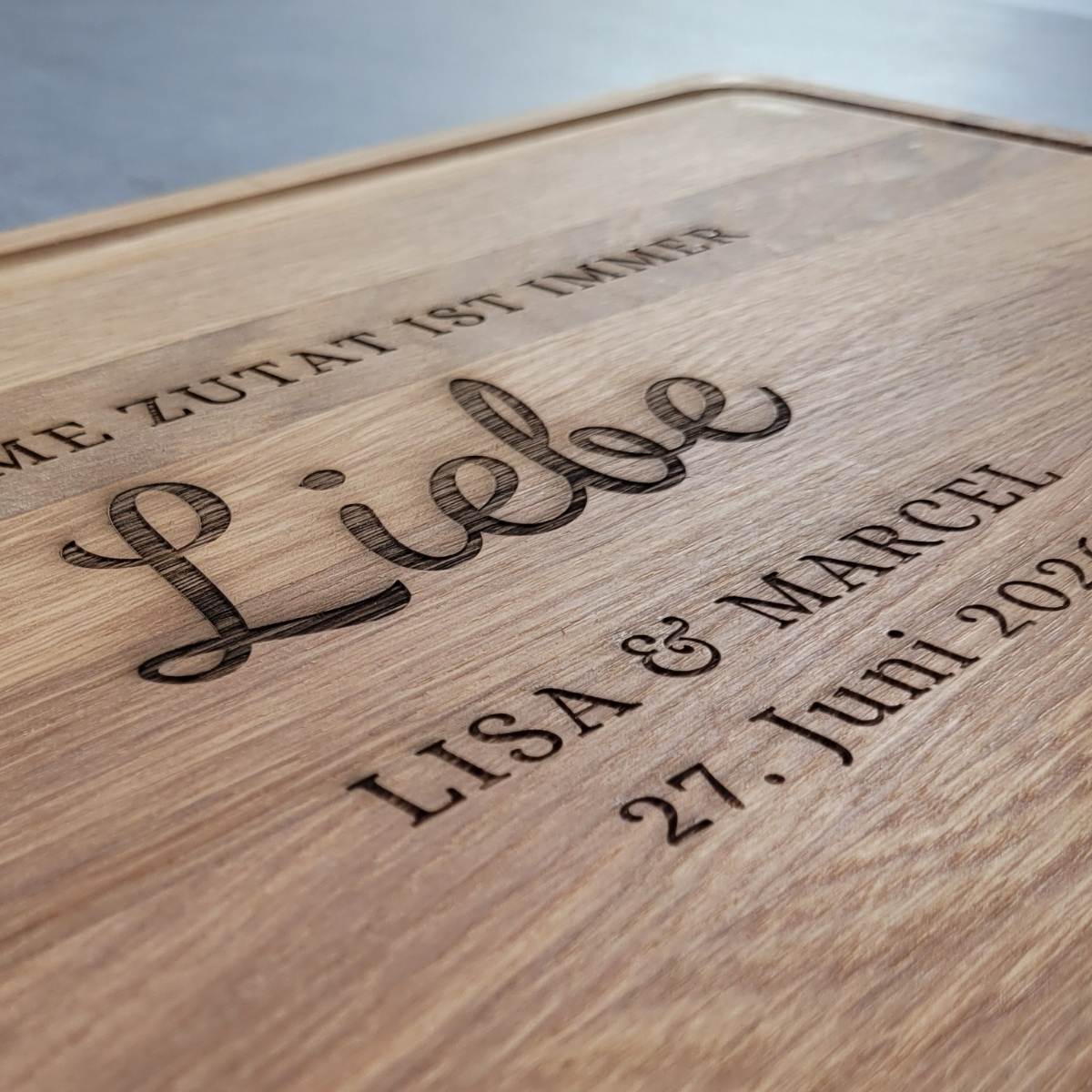 Schneidebrett Eiche mit Saftrinne "Die geheime Zutat ist immer Liebe" - Festes Design (Personalisierbar)