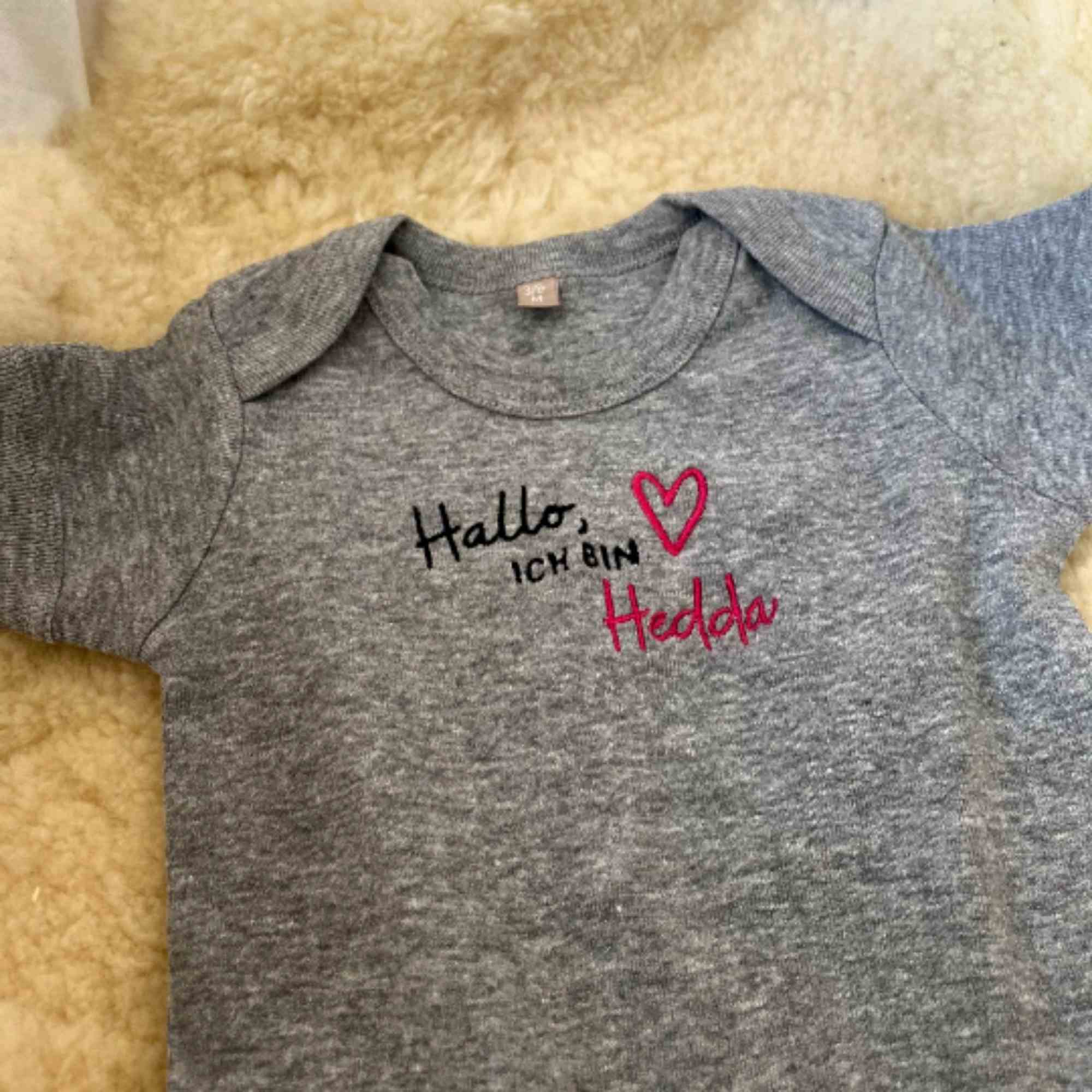 Personalisierbarer Baby Body zur Geburt, Unisex, 3-6 Monate, grau, bestickt mit Wunschnamen