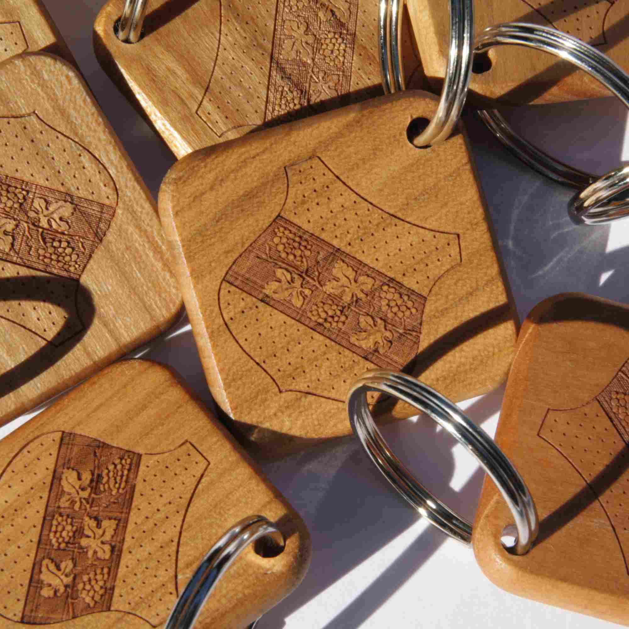 Personalisierter Schlüsselanhänger aus Kirschholz mit eigenem Logo oder Wappen