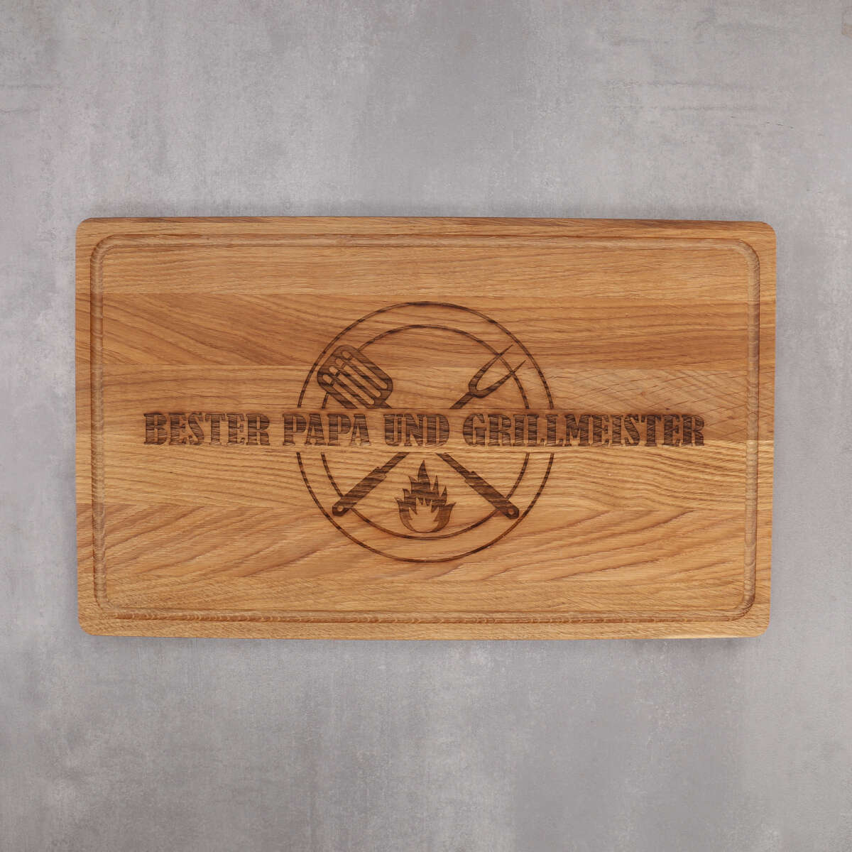 Schneidebrett Eiche mit Saftrinne "GRILLMEISTER" - Festes Design (Personalisierbar)