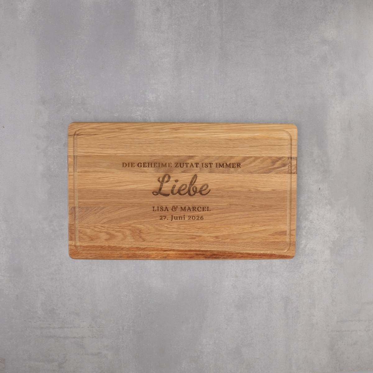 Schneidebrett Eiche mit Saftrinne "Die geheime Zutat ist immer Liebe" - Festes Design (Personalisierbar)