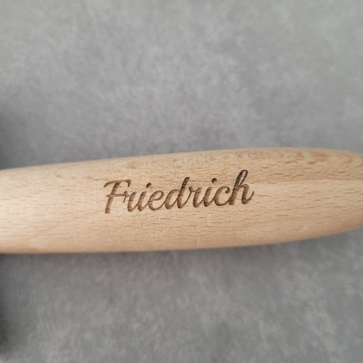 Pizzaschneider mit Holzgriff personalisiert - Textgravur