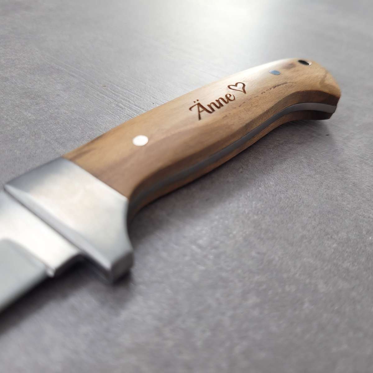 Jagdmesser mit Olivenholzgriff und Gravur