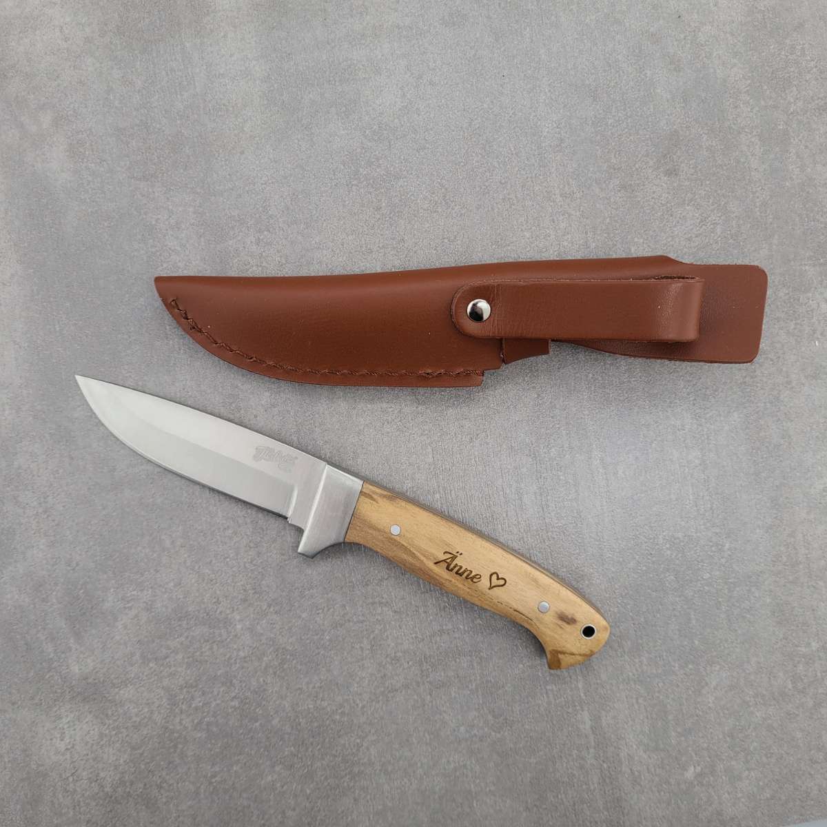 Jagdmesser mit Olivenholzgriff und Gravur