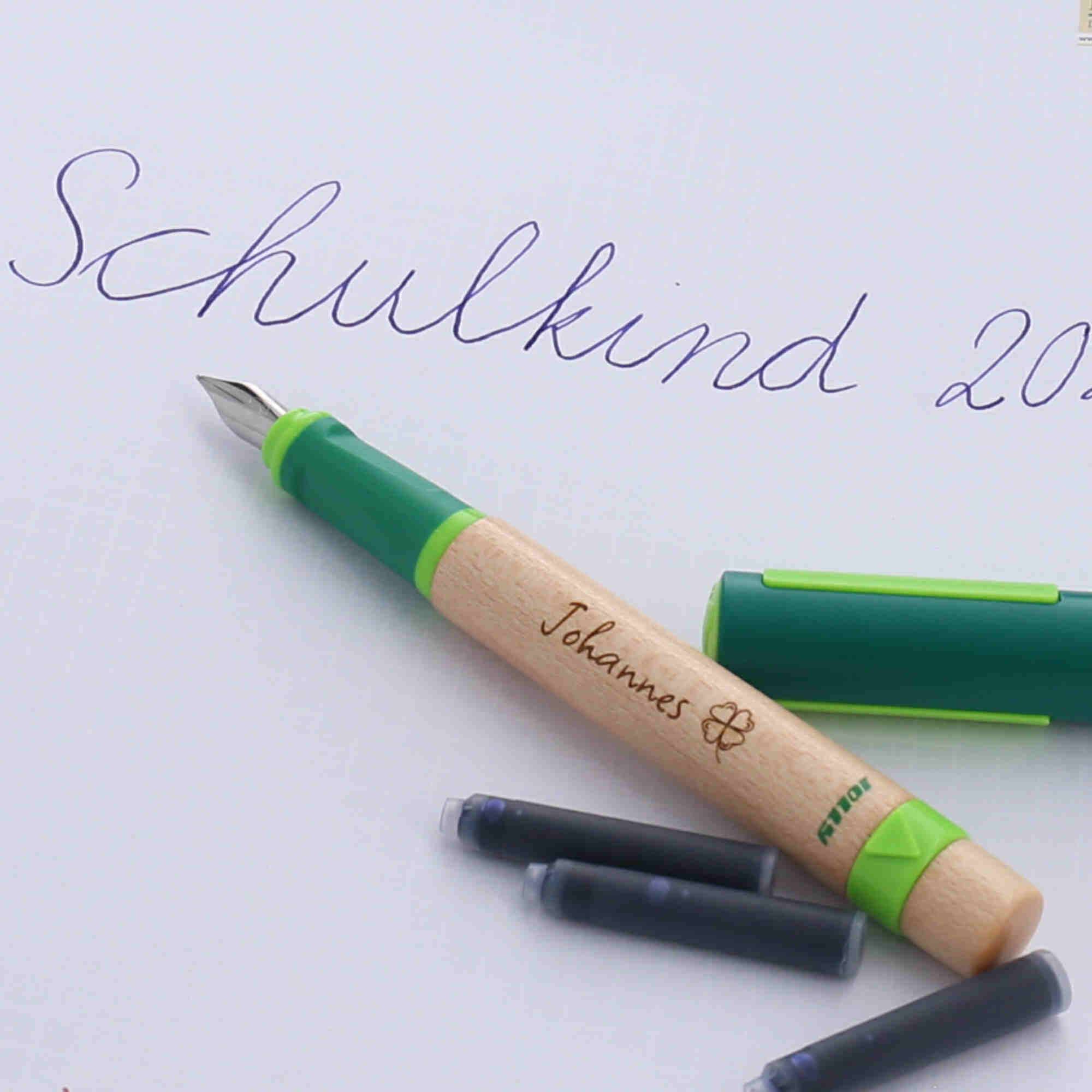 Füller Kinder mit Tinte und personalisiert mit Namen des Kindes und Motiv nach Wahl wie zum Beispiel ein Kleeblatt auf das Holz graviert