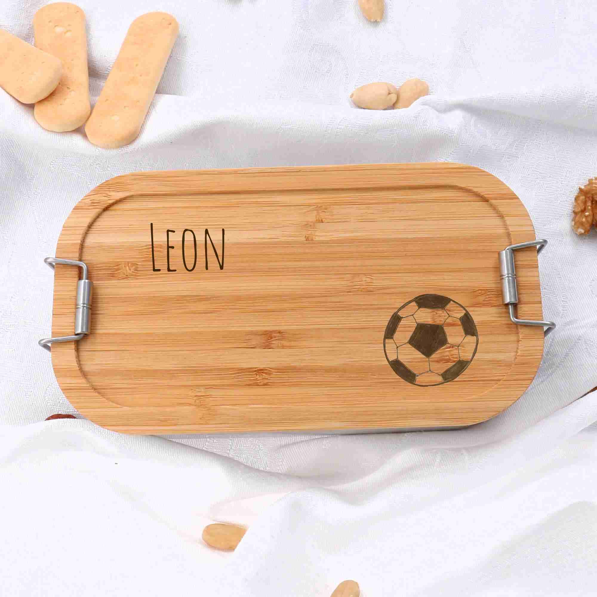 Brotbox mit Fußball-Motiv  und Wunschnamen graviert auf Bambusdeckel geeignet für Kinder