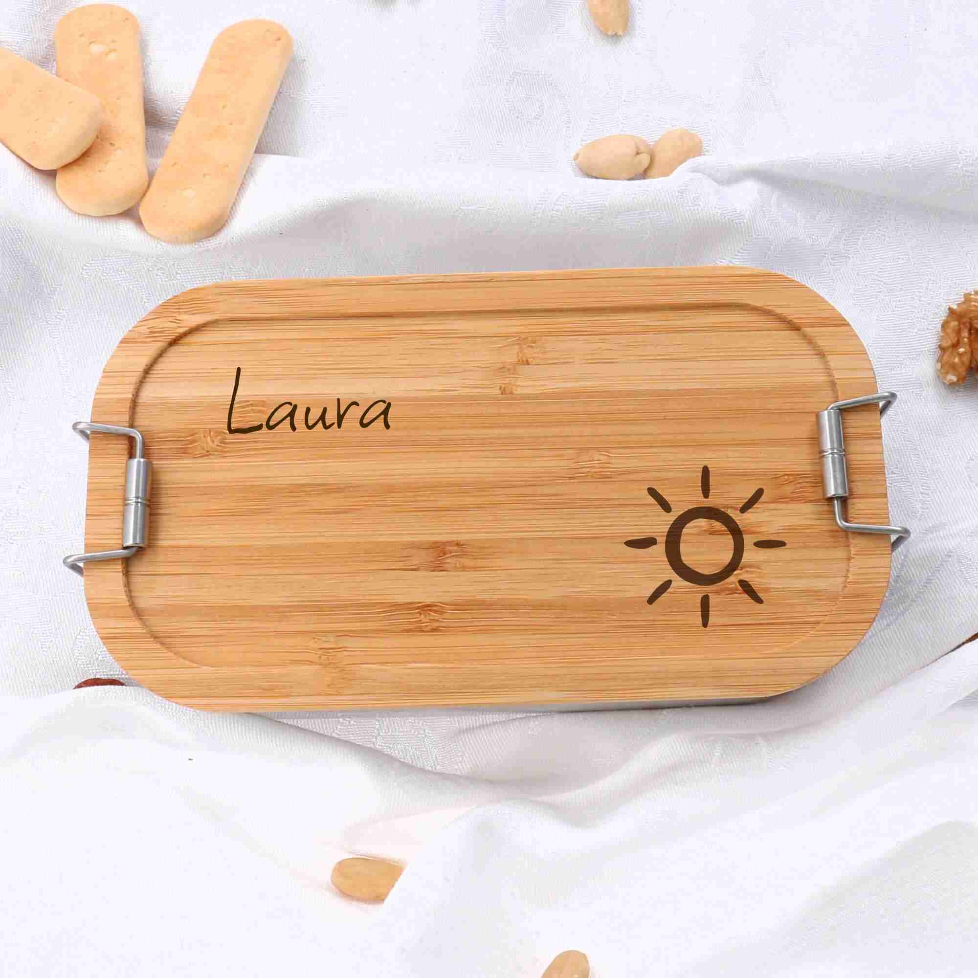 Personalisierte Lunchbox mit Sonnen Motiv und Wunschnamen auf Bambusdeckel graviert