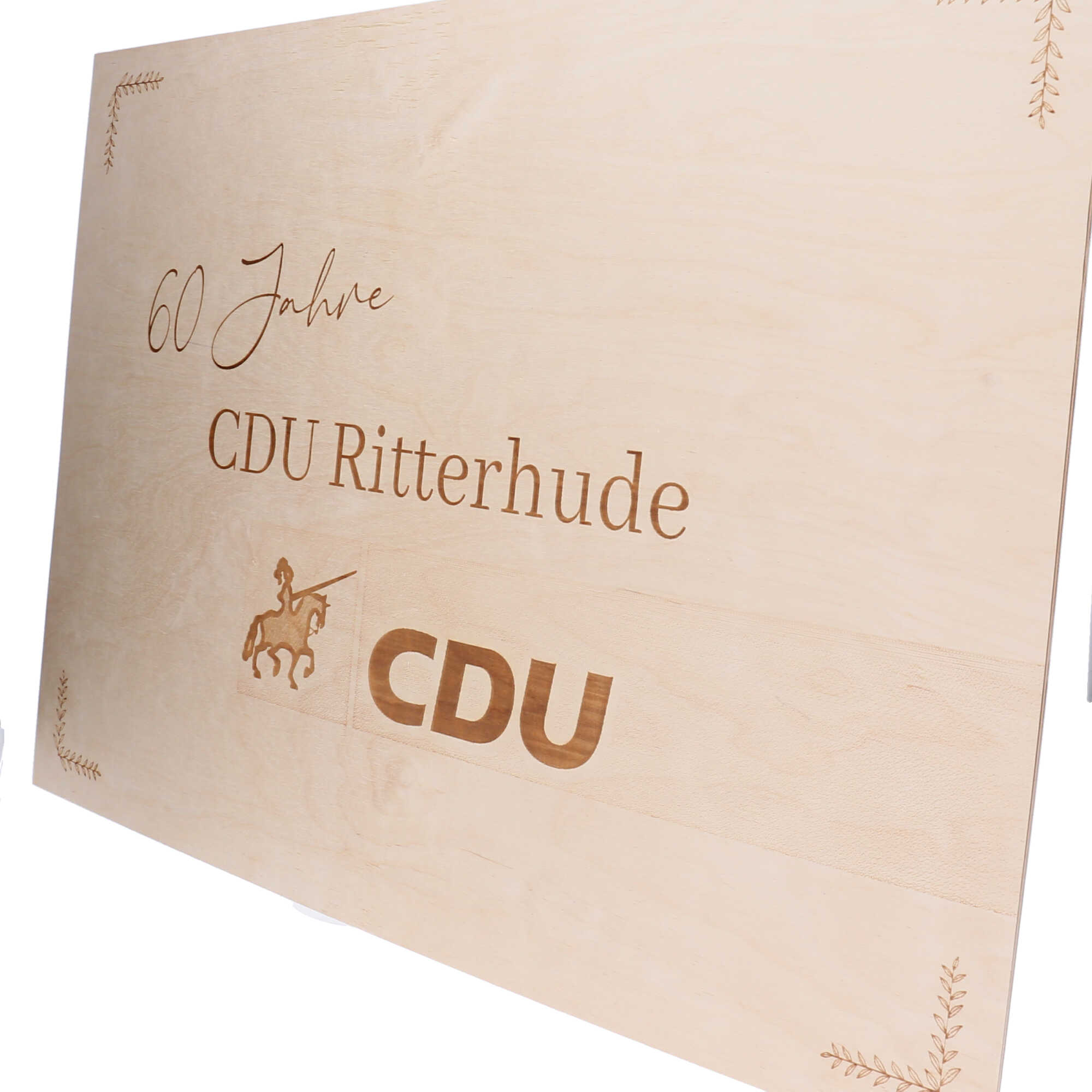 Schild aus Sperrholz in verschiedenen Größen personalisiert durch Gravur mit Namen, Text, Grafik, Logo oder Wappen
