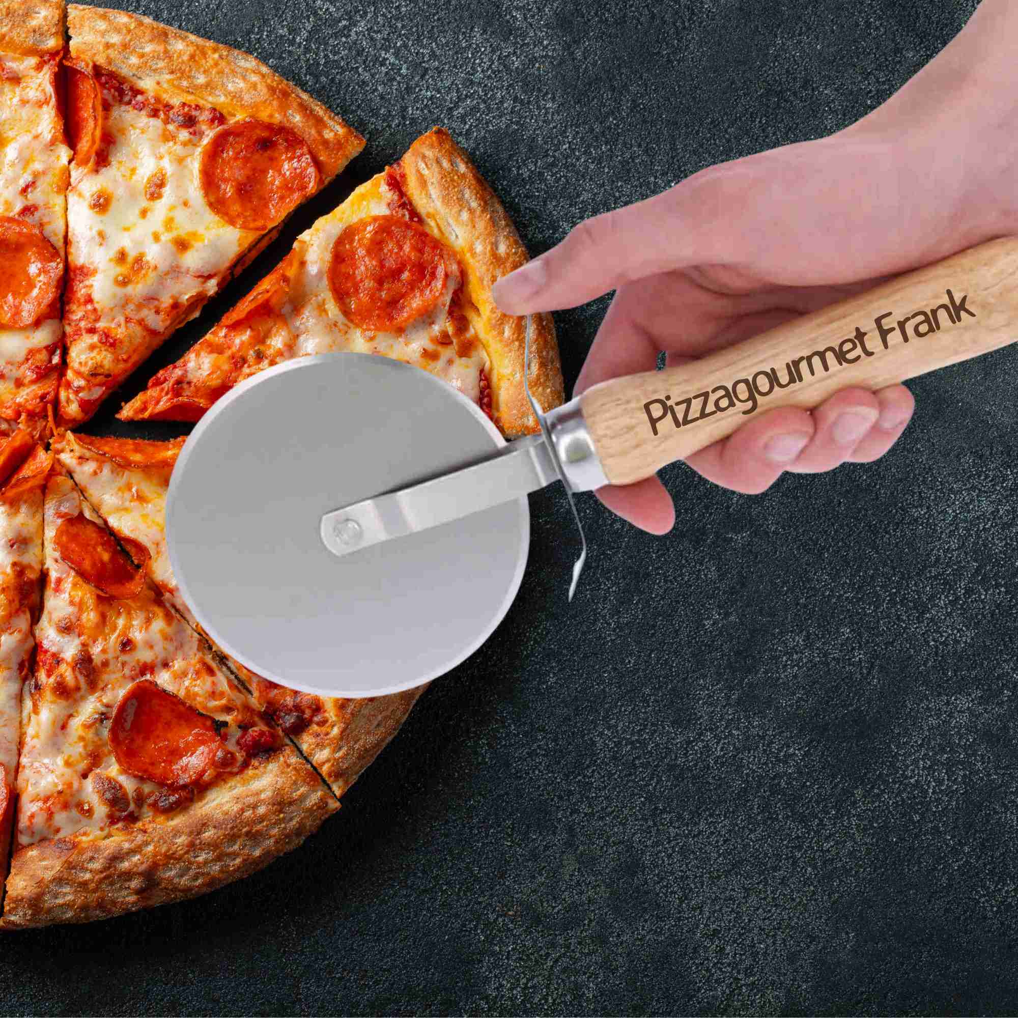 Pizzaschneider in groß mit individueller Gravur mit Namen oder Spruch auf Holz