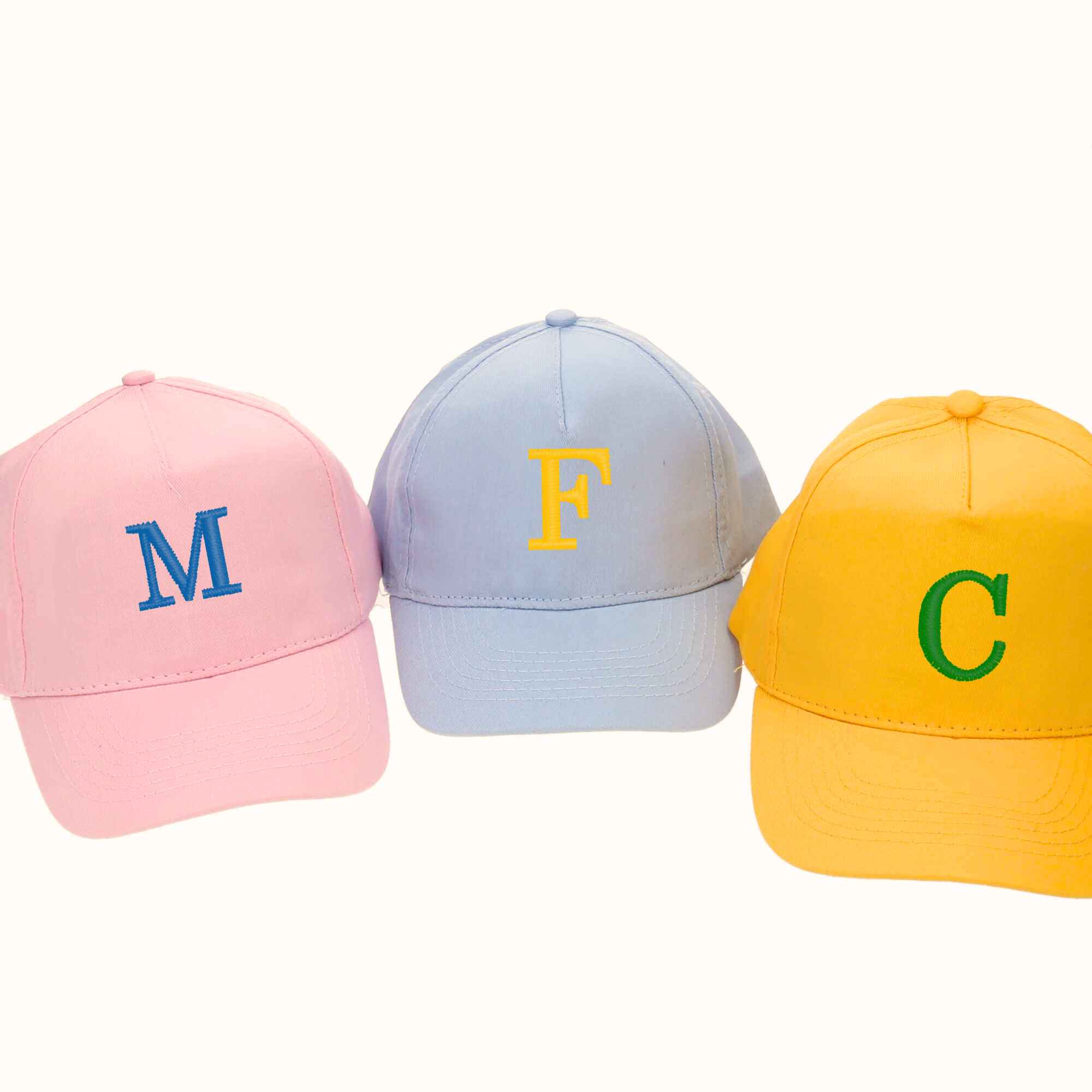 Caps für Kids in verschiedenen Farben mit den Initialen bestickt