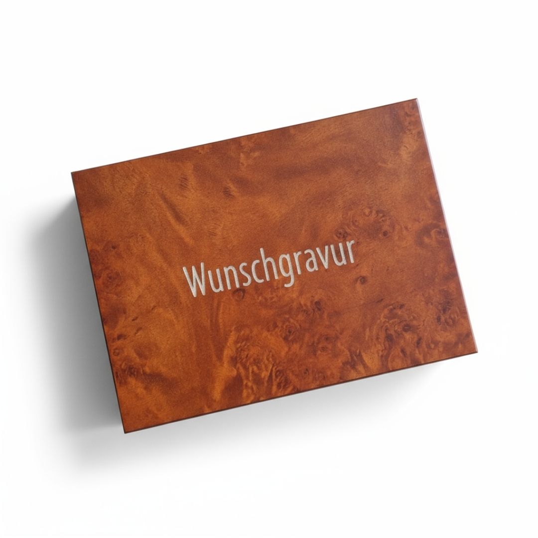 Rommé in Holzbox – personalisiert mit Gravur, Wurzelholzoptik Kiste, Papier, Visitenkarte, Text, Holz