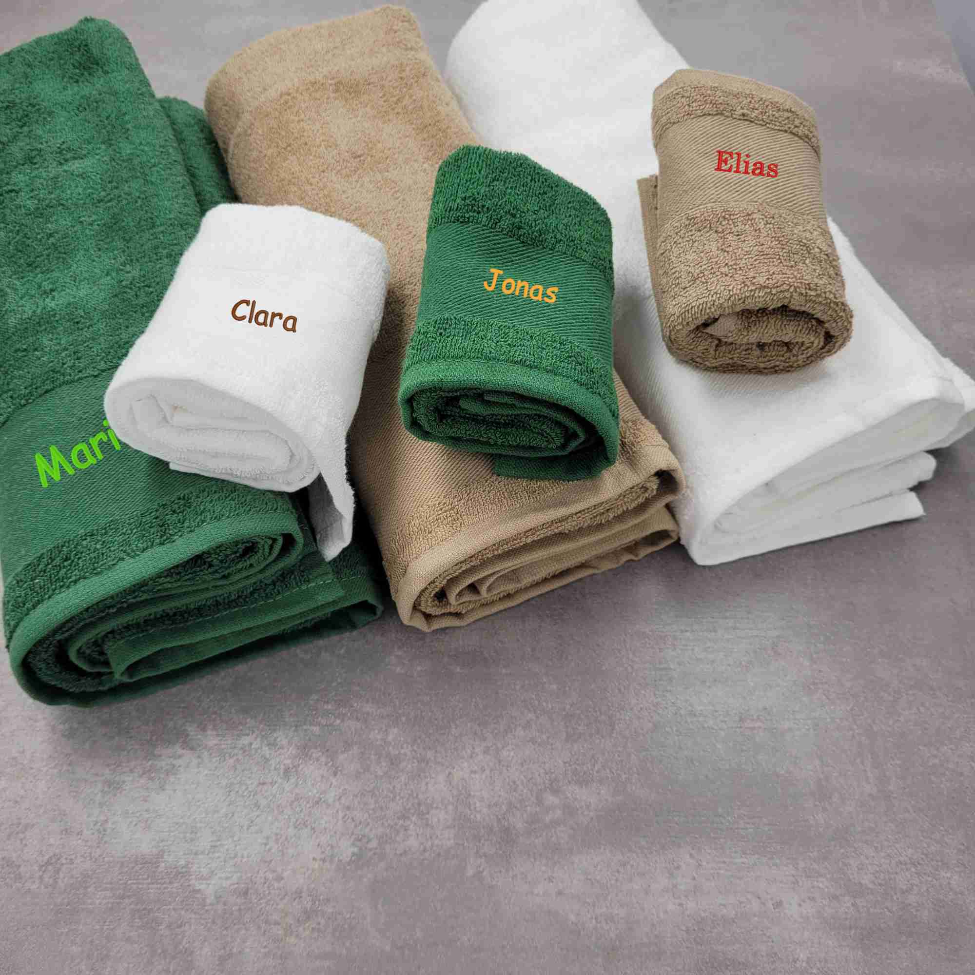 Bestickte Handtücher in allen Größen und Farben mit Namen oder Initialien bestickt