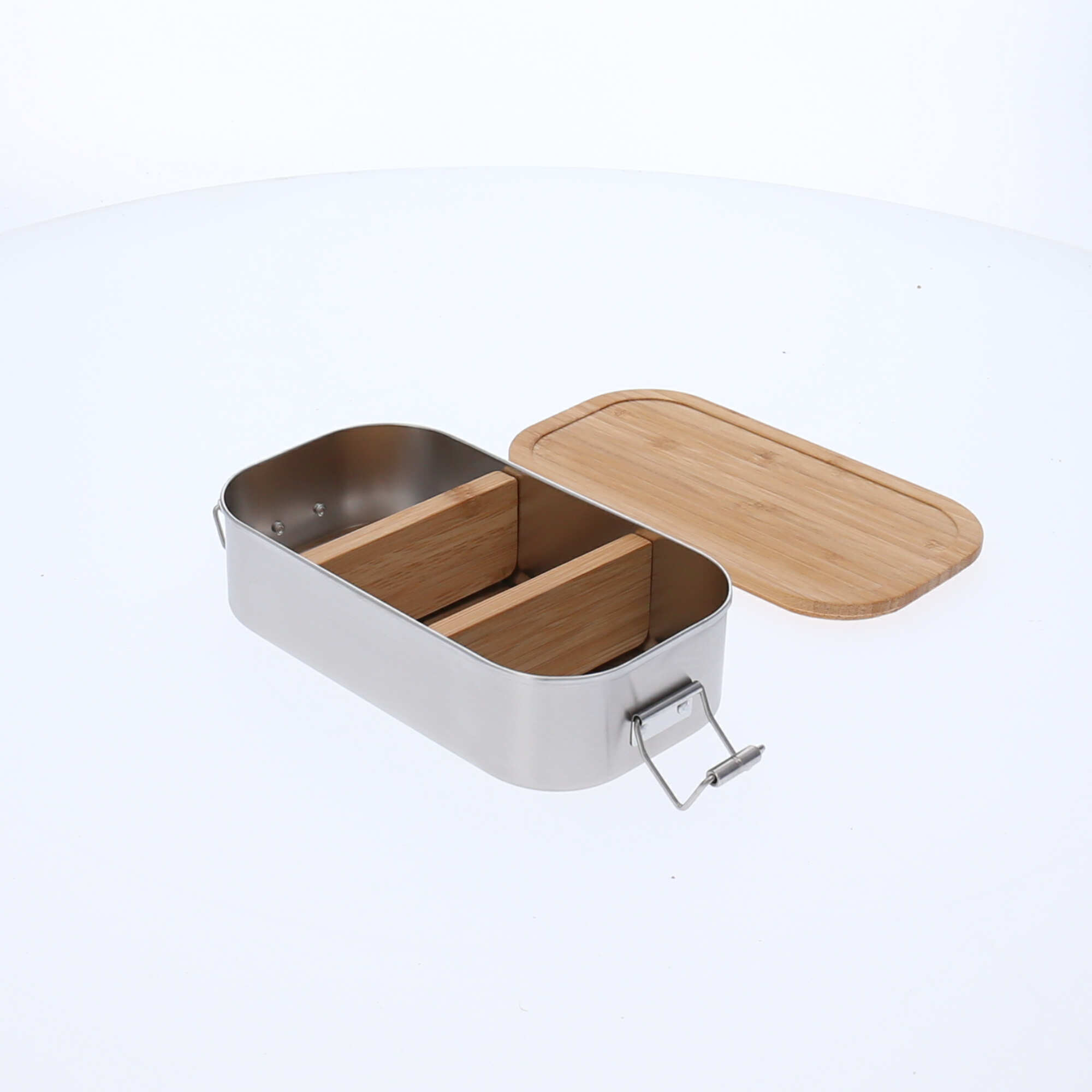 Personalisierte Brotdose durch Gravur mit zwei Trennwänden als Brotbüchen Zusatz, um das Essen sauber trennen zu können, die Trennwände sind flexibel einsetzbar