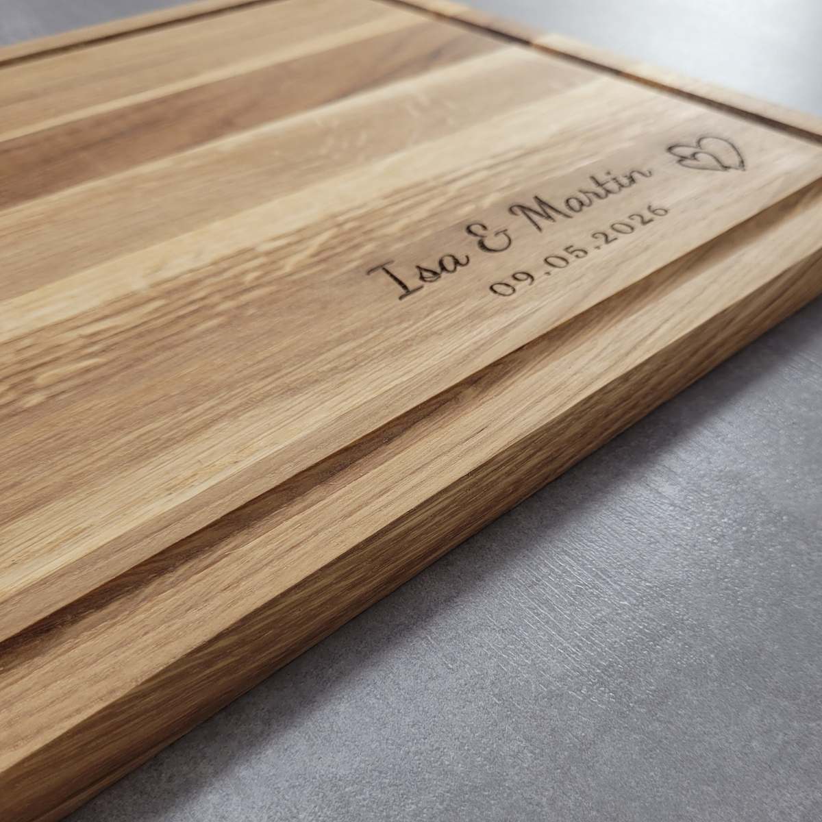 Schneidebrett Eiche mit Saftrinne "Namen & Datum + Herz" – Festes Design (Personalisierbar)