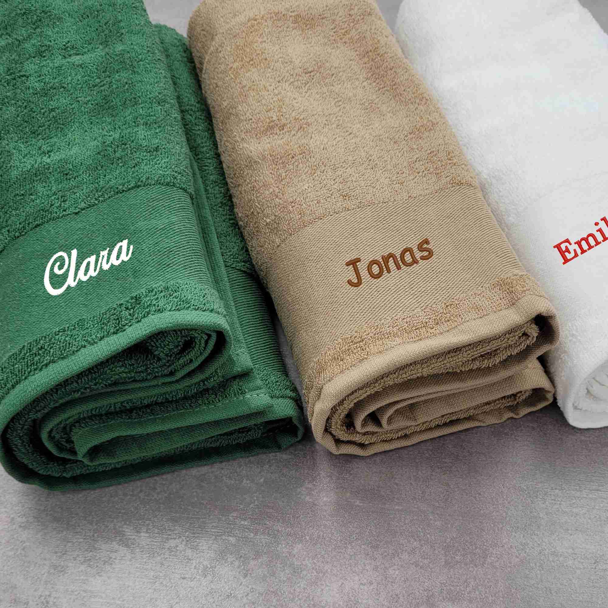 Handtücher in allen Farben mit Wunschnamen eingestickt in verschiedenen Farben