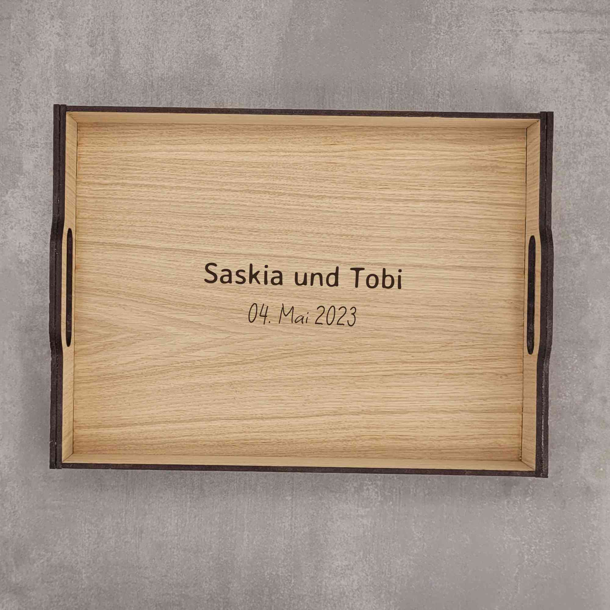 Tablett aus Eichenholz mit Namen und Datum zur Hochzeit