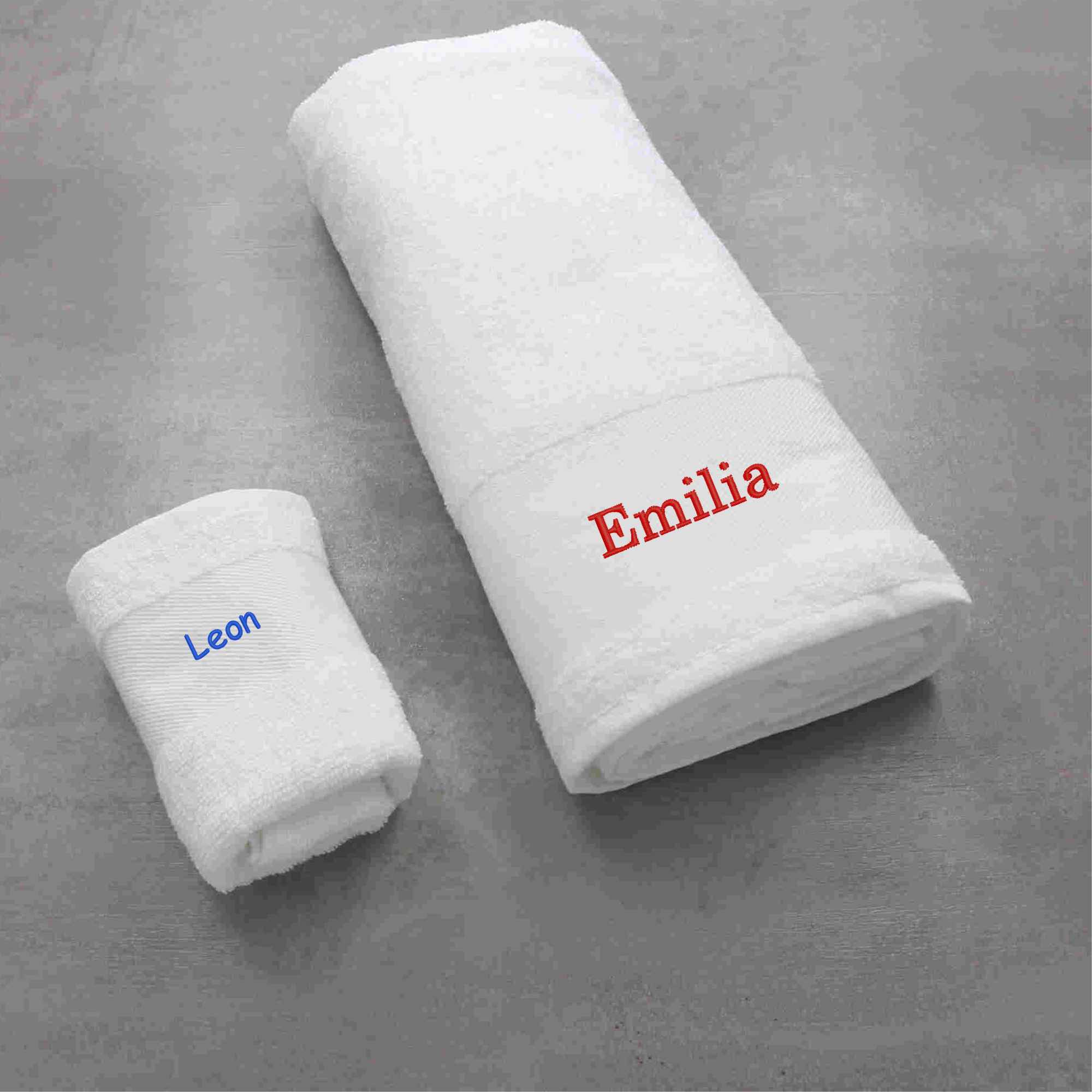 Große und Kleine Handtücher in Weiß zum Baden gehen geeignet mit Personalisierung durch Namen oder Initialien gestickt